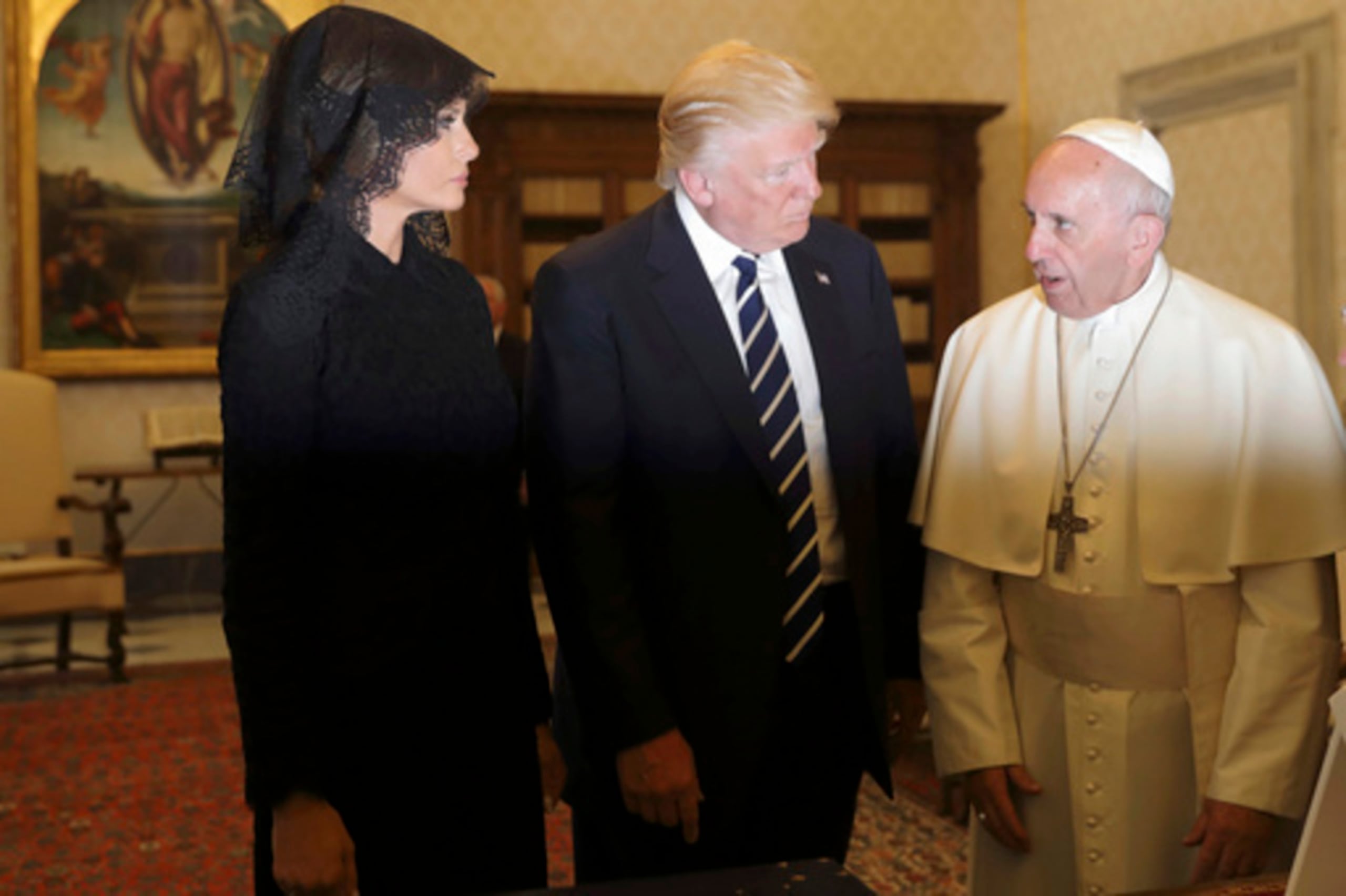El papa Francisco se reúne con el presidente Donald Trump y la primera dama Melania Trump con motivo de su audiencia privada, en el Vaticano, el 24 de mayo de 2017.