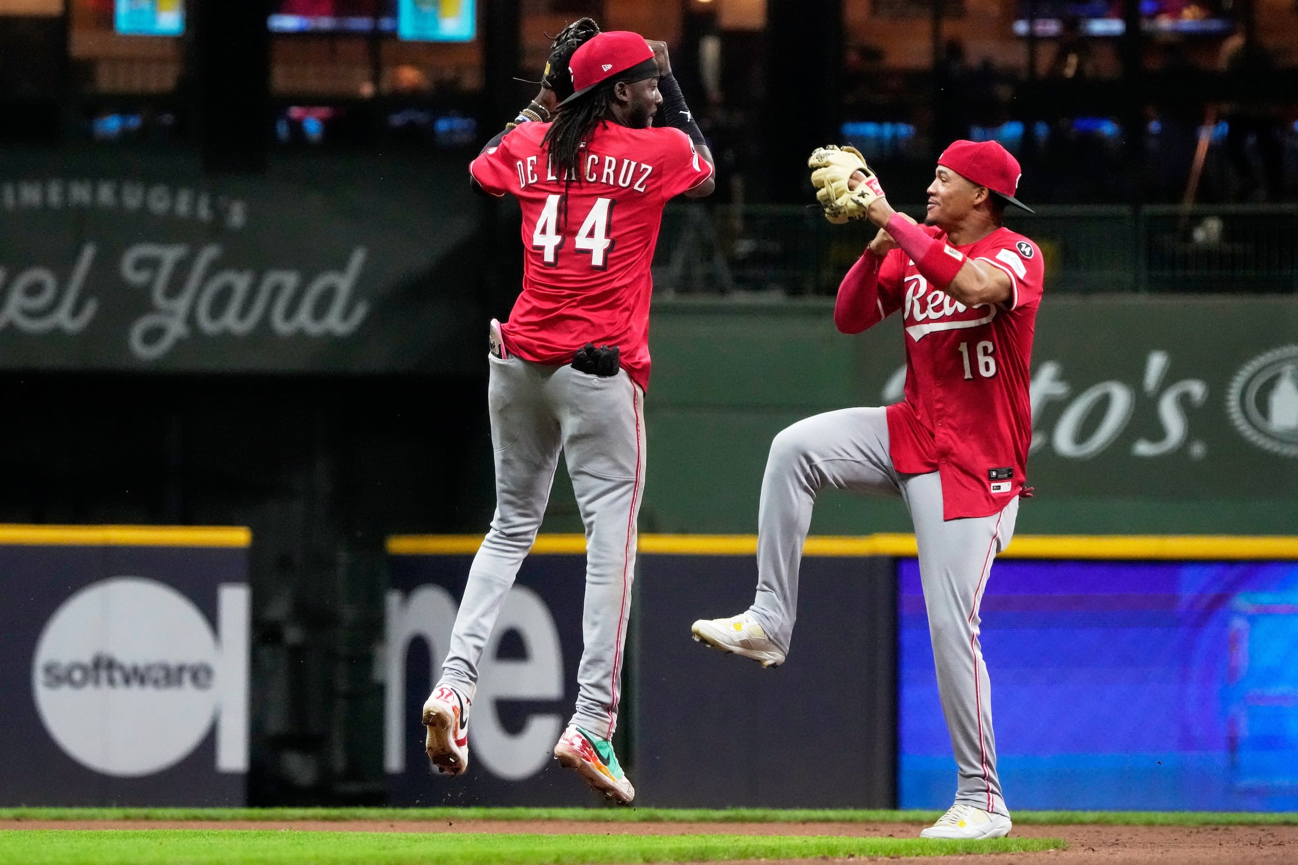 Los dominicanos Elly de la Cruz y Noelvi Marte, de los Rojos de Cincinnati, festejan el triunfo sobre los Cerveceros de Milwaukee, el viernes 26 de septiembre de 2025 (AP Foto/Morry Gash)