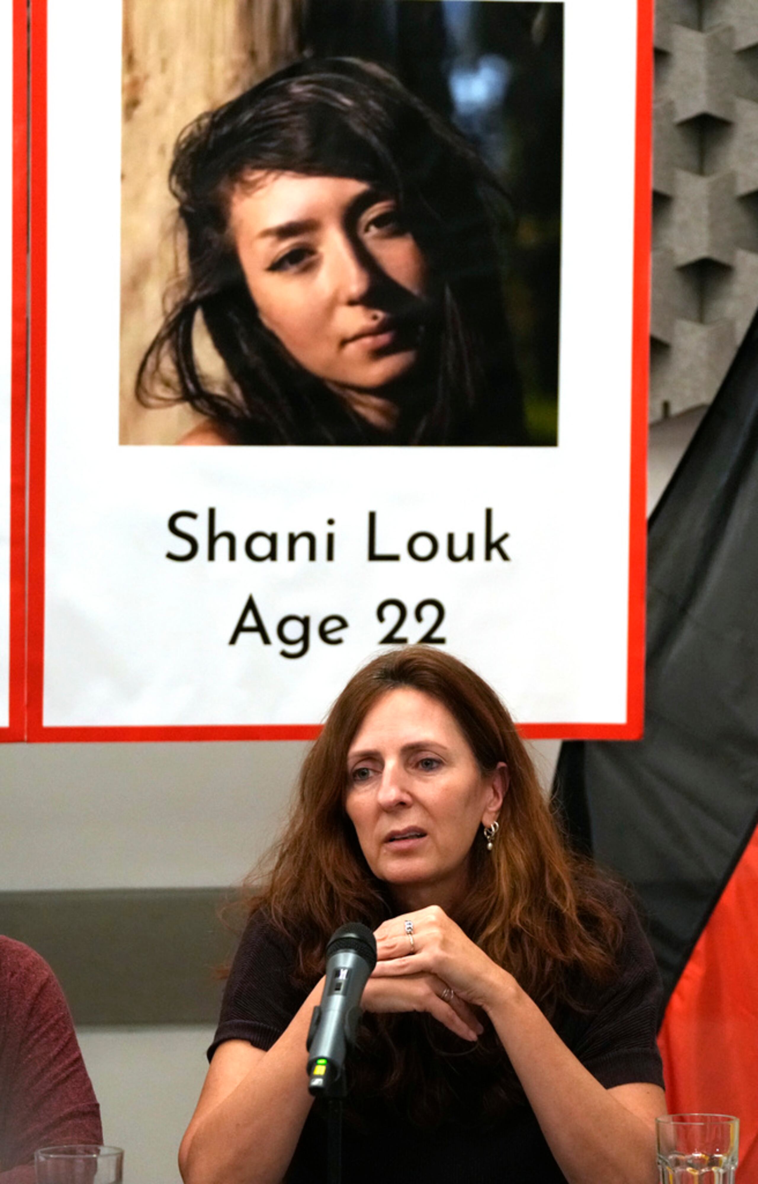Ricarda Louk sentada frente a un cartel de su hija Shani Louk el 17 de octubre de 2023 en Tel Aviv.