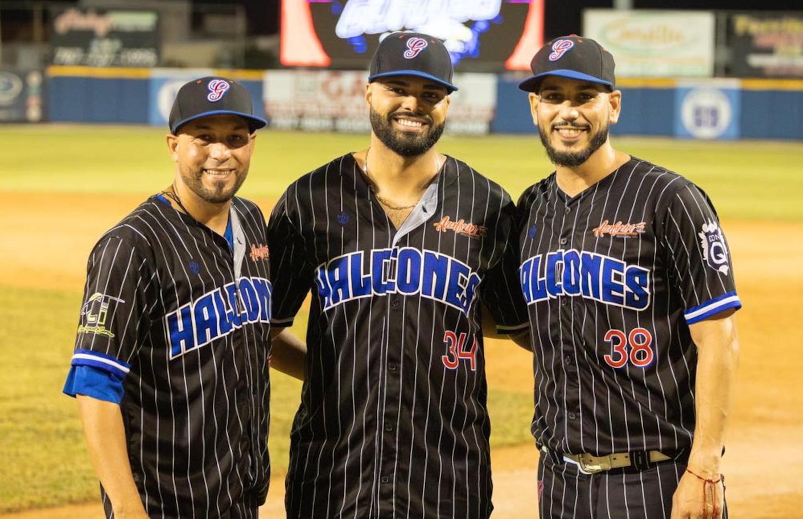 Tres jugadores de los Halcones sonríen luego del triunfo.