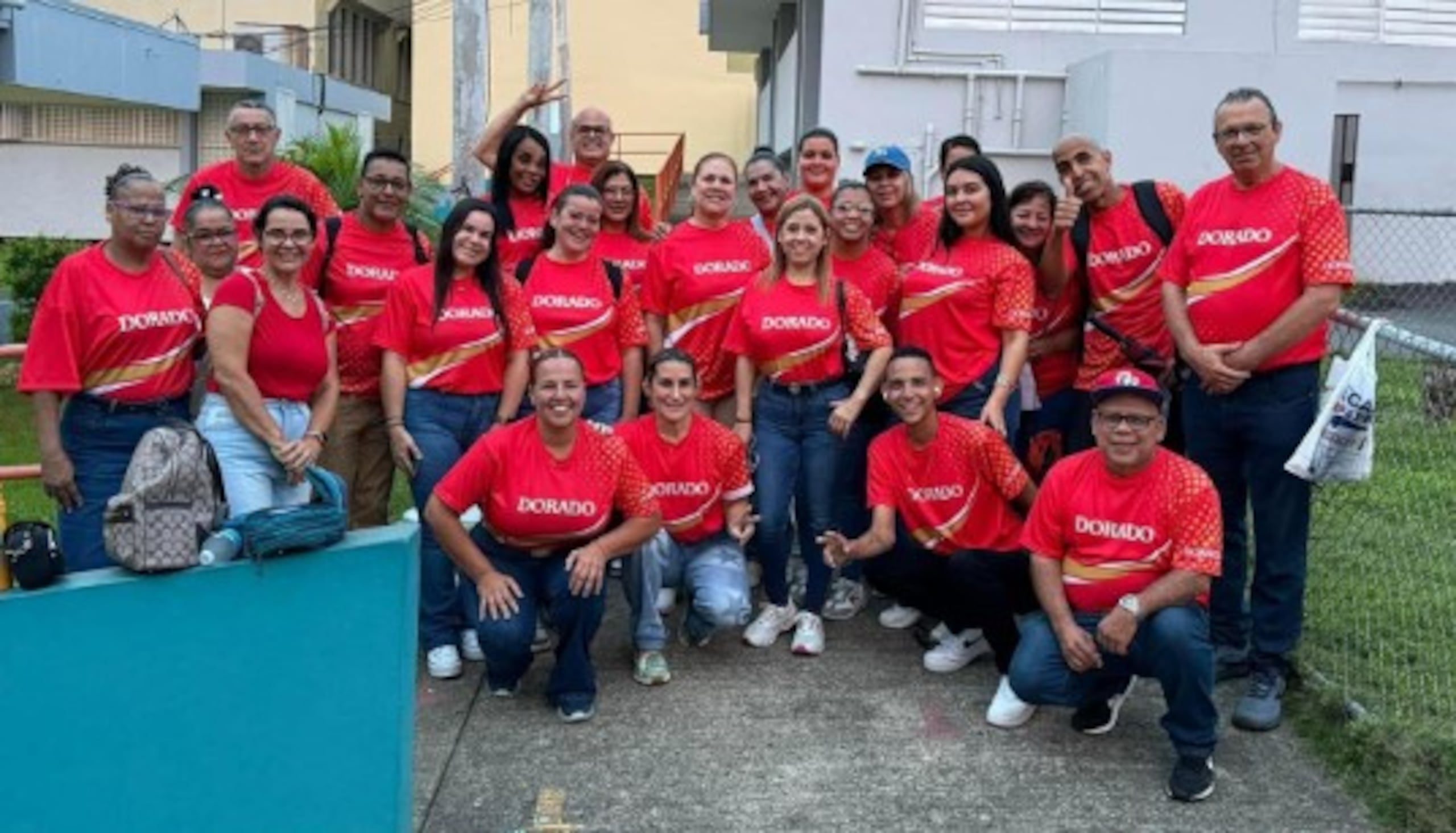 Las camisas de los funcionarios del PPD en Dorado son de color rojo, con el nombre del municipio y no tienen insignia.