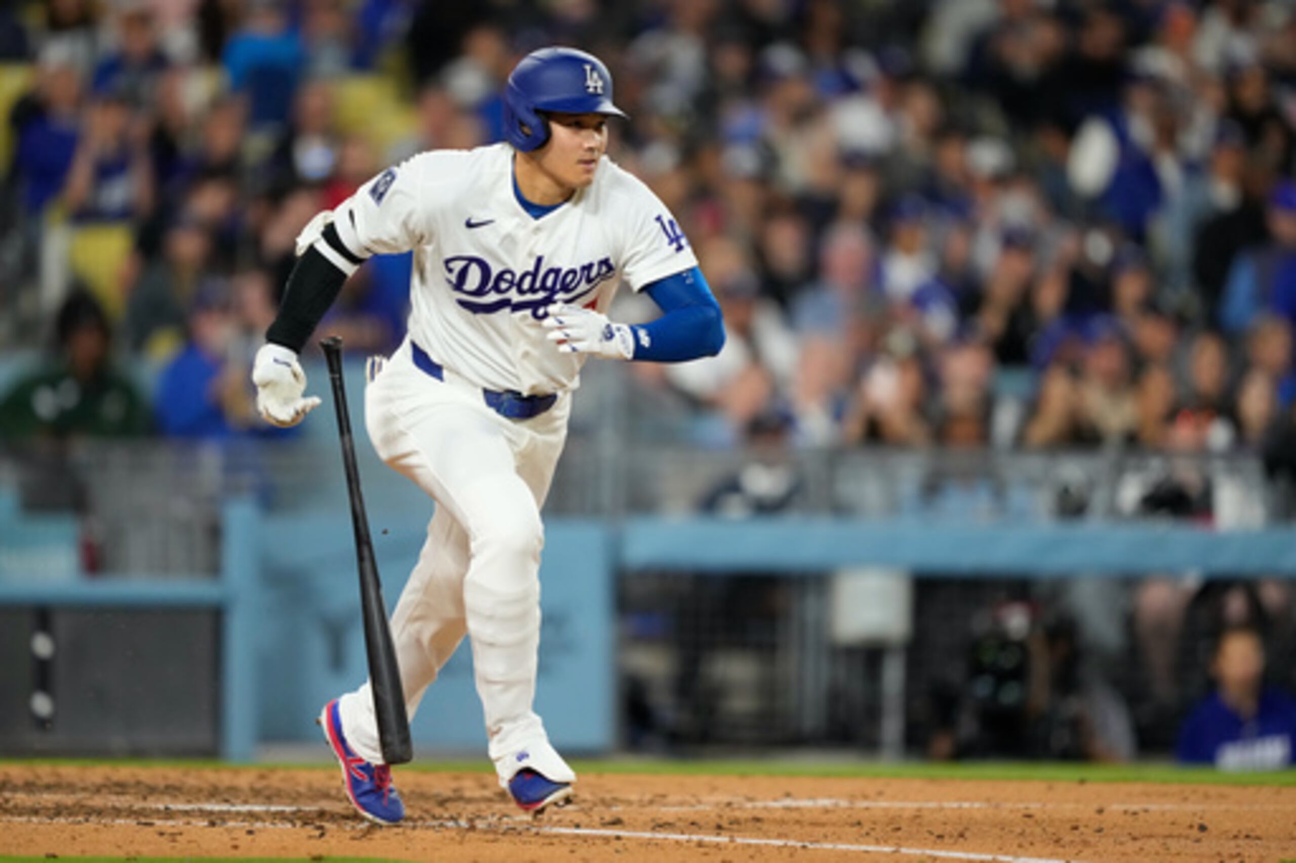 Shohei Ohtani, de los Dodgers de Los Ángeles, se dirige a primera para un sencillo durante la quinta entrada de un partido de béisbol contra los Rangers de Texas, el viernes 10 de abril de 2026, en Los Ángeles. (AP Photo/Mark J. Terrill)