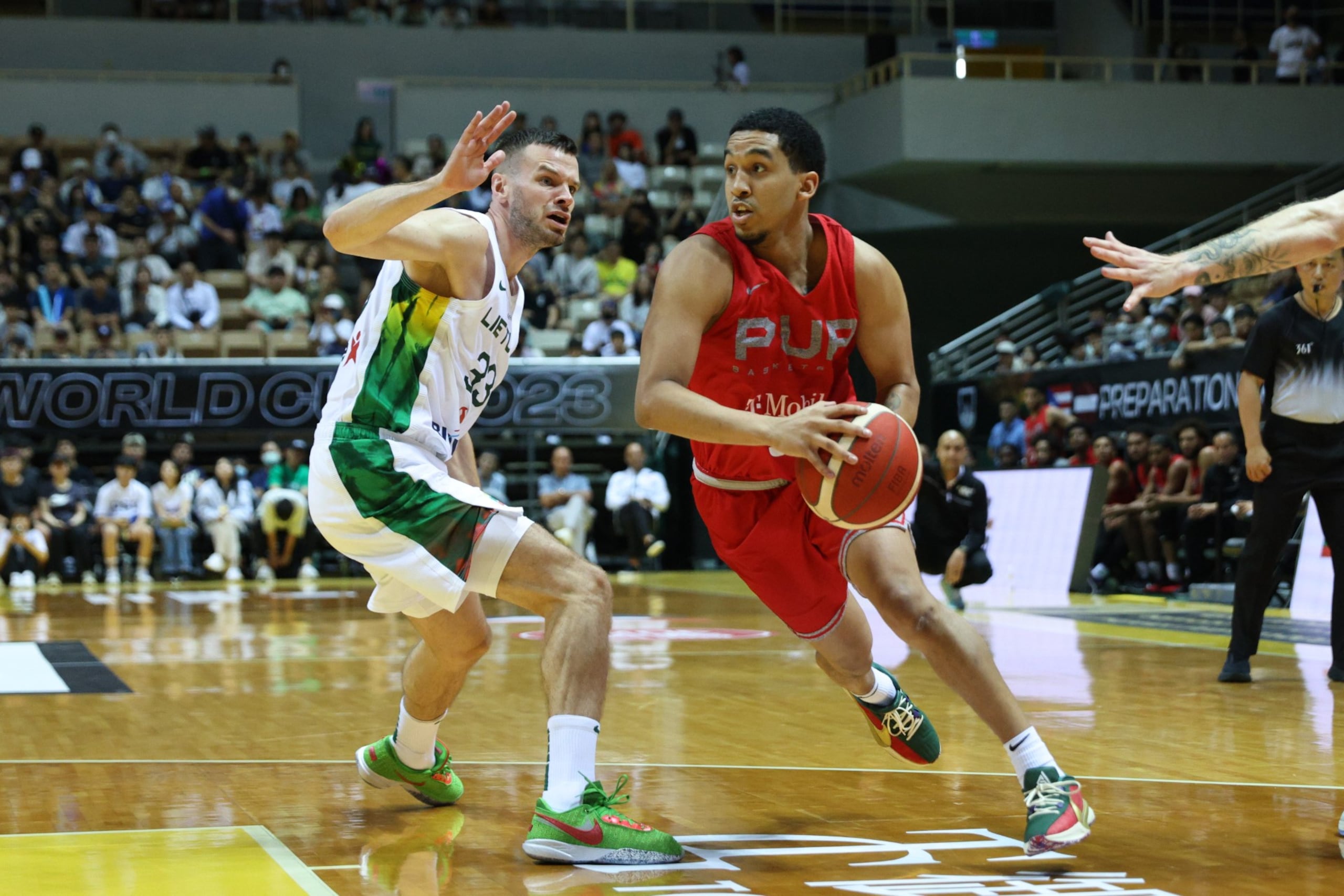 Tremont Waters (derecha) logró 12 puntos y siete asistencias frente a Lituania.