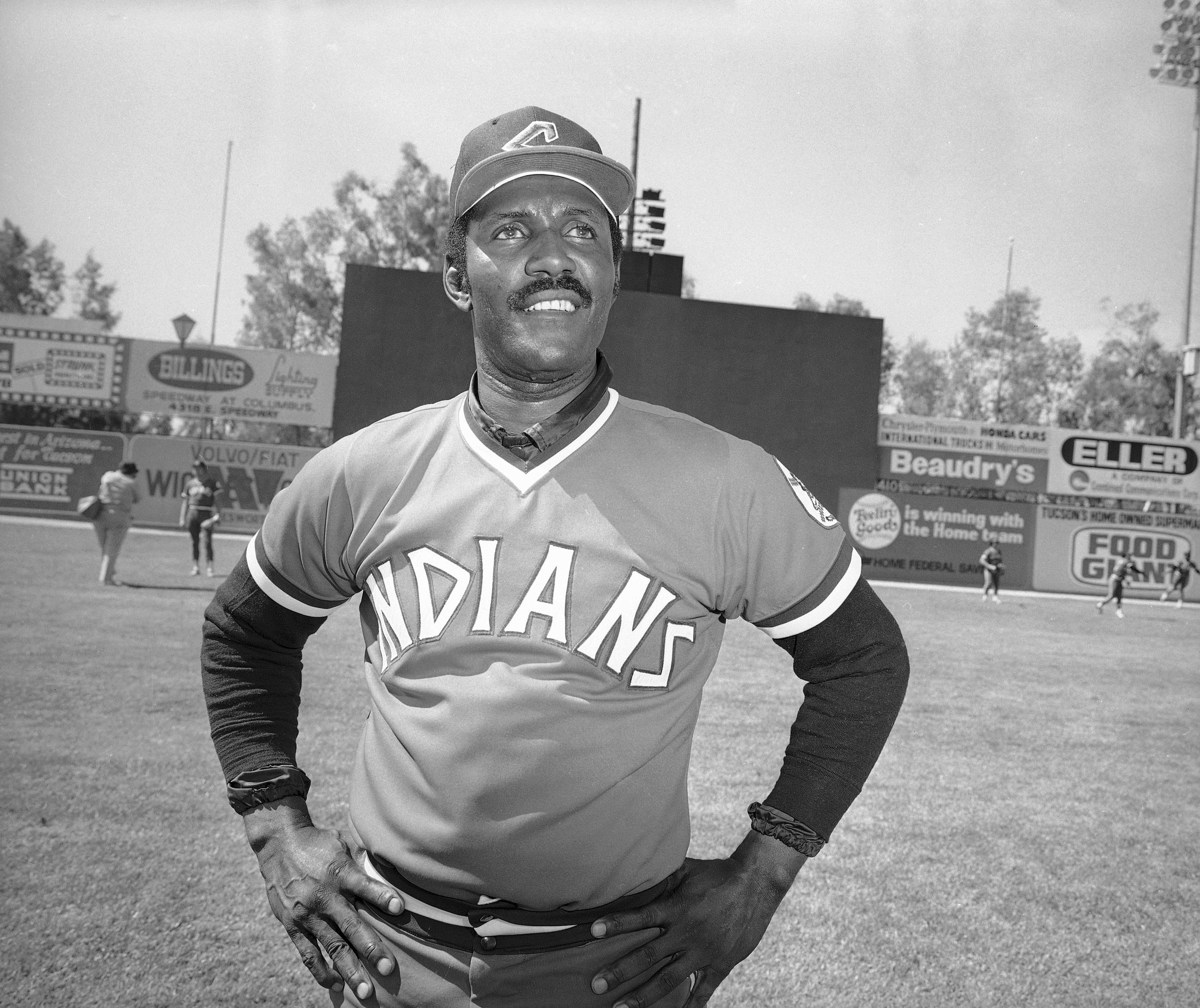 El pelotero dominicano Rico Carty posa con el uniforme de los Indios de Cleveland en 1976.