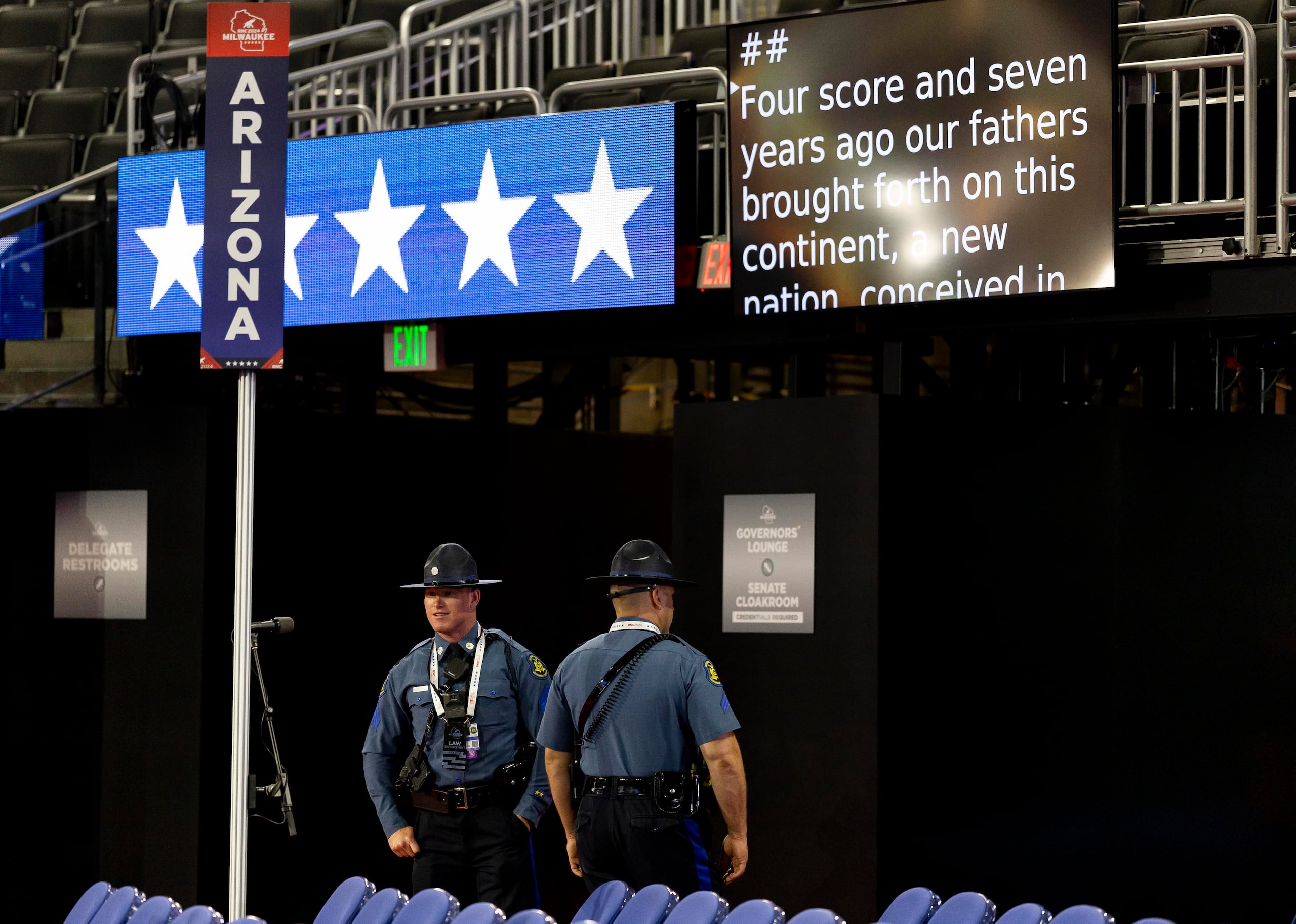 Los policías pertenecen al departamento de Columbus (Ohio) y están en Milwaukee porque formaban parte de los 4,500 agentes que ayudan a las autoridades locales a proteger la ciudad durante la convención..