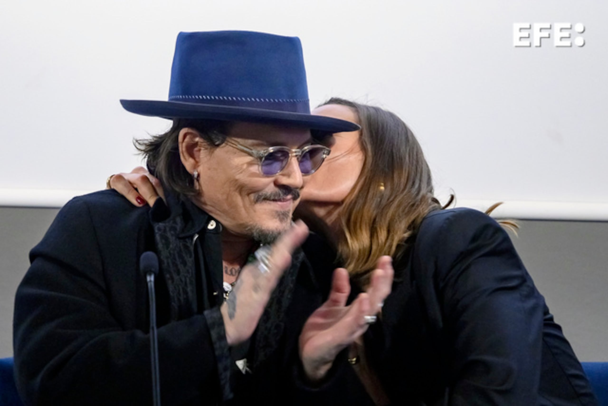 El actor y director estadounidense Johnny Depp, recibe un beso por parte de la actriz francesa Antonia Desplat, durante el Festival de Cine Europeo de Sevilla (España).