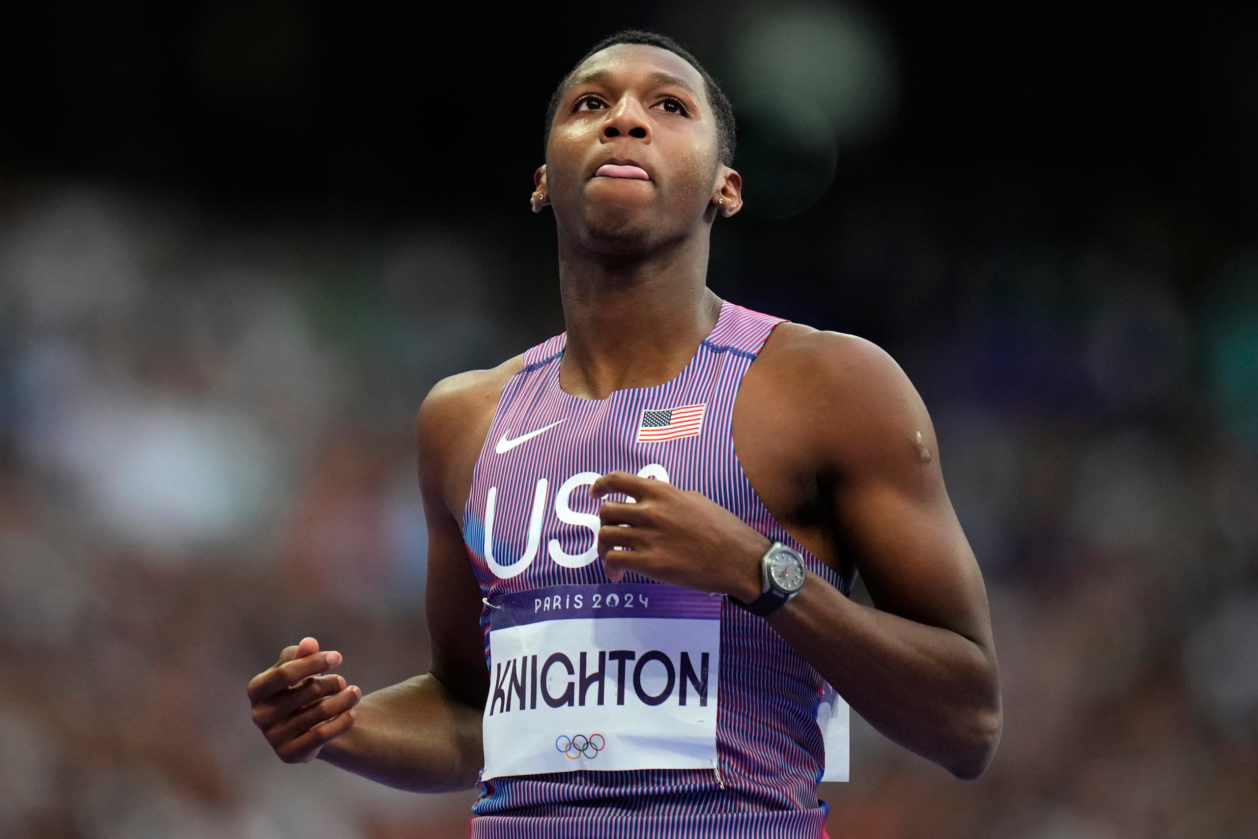 Erriyon Knighton tras la semifinal de los 200 metros en los Juegos Olímpicos de París.