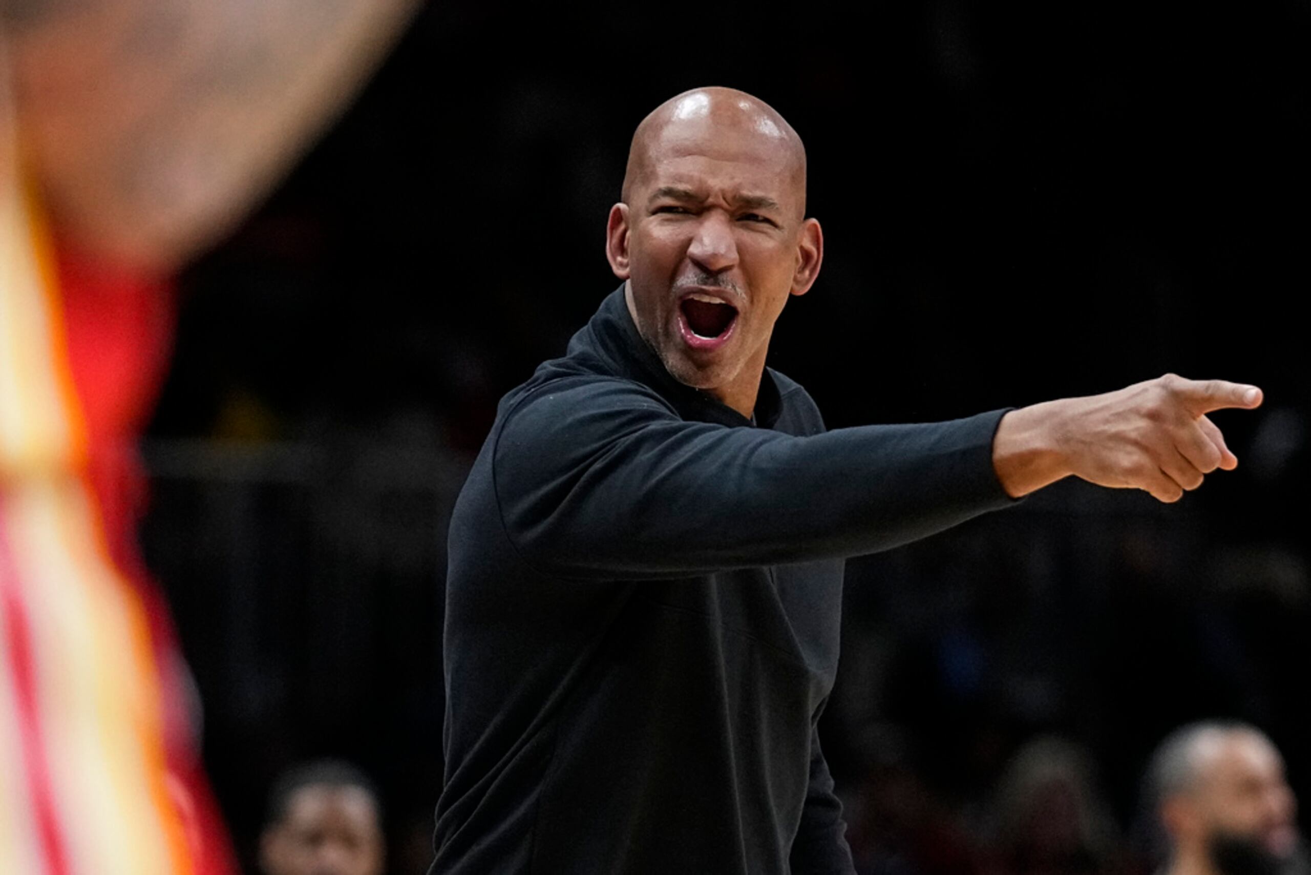 El dirigente Monty Williams fue contratado por la gerencia para enderezar el destino de la franquicia.
