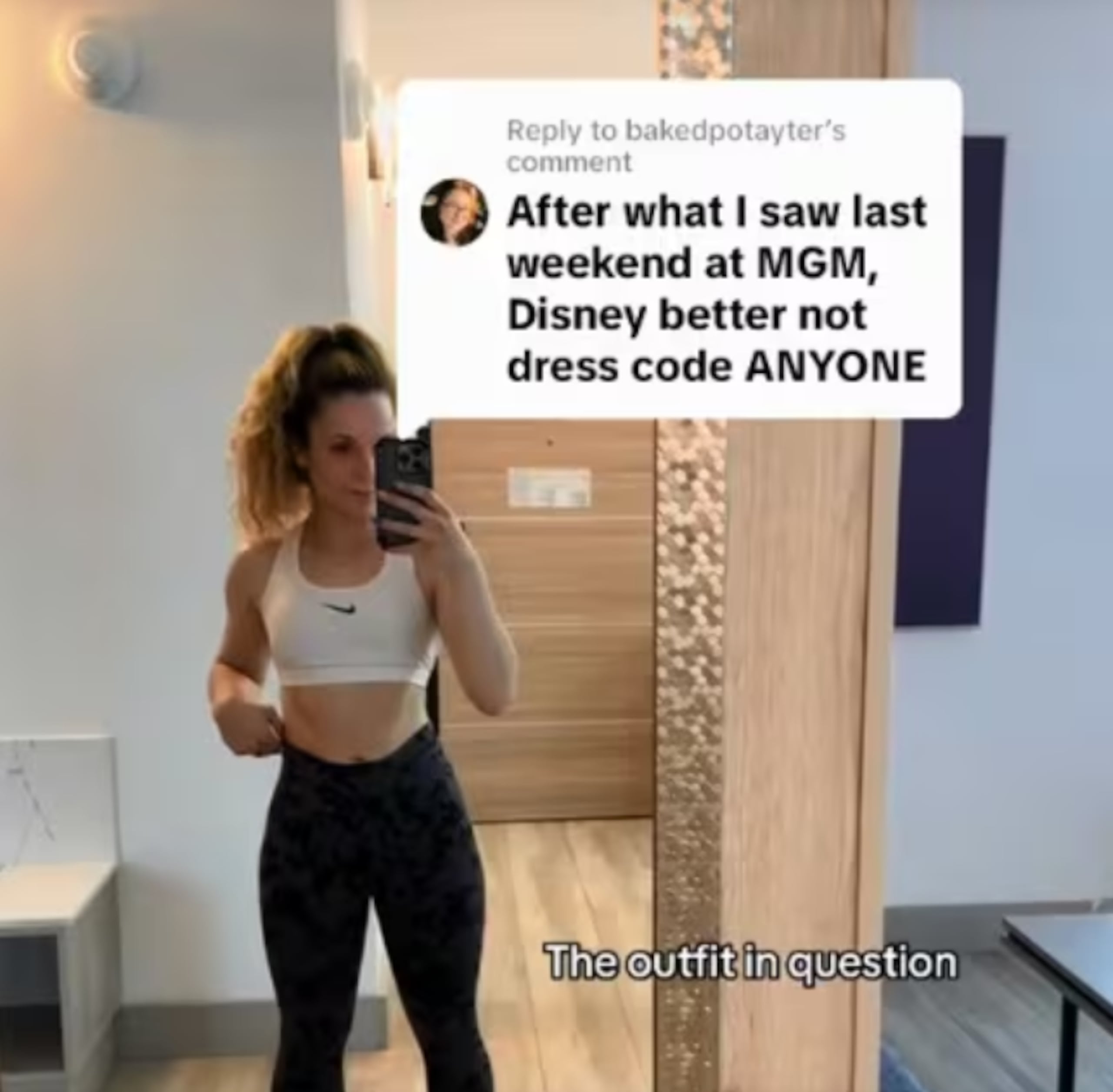 Mujer denuncia que no la dejaron entrar a una atracción de Disney por su vestimenta.
