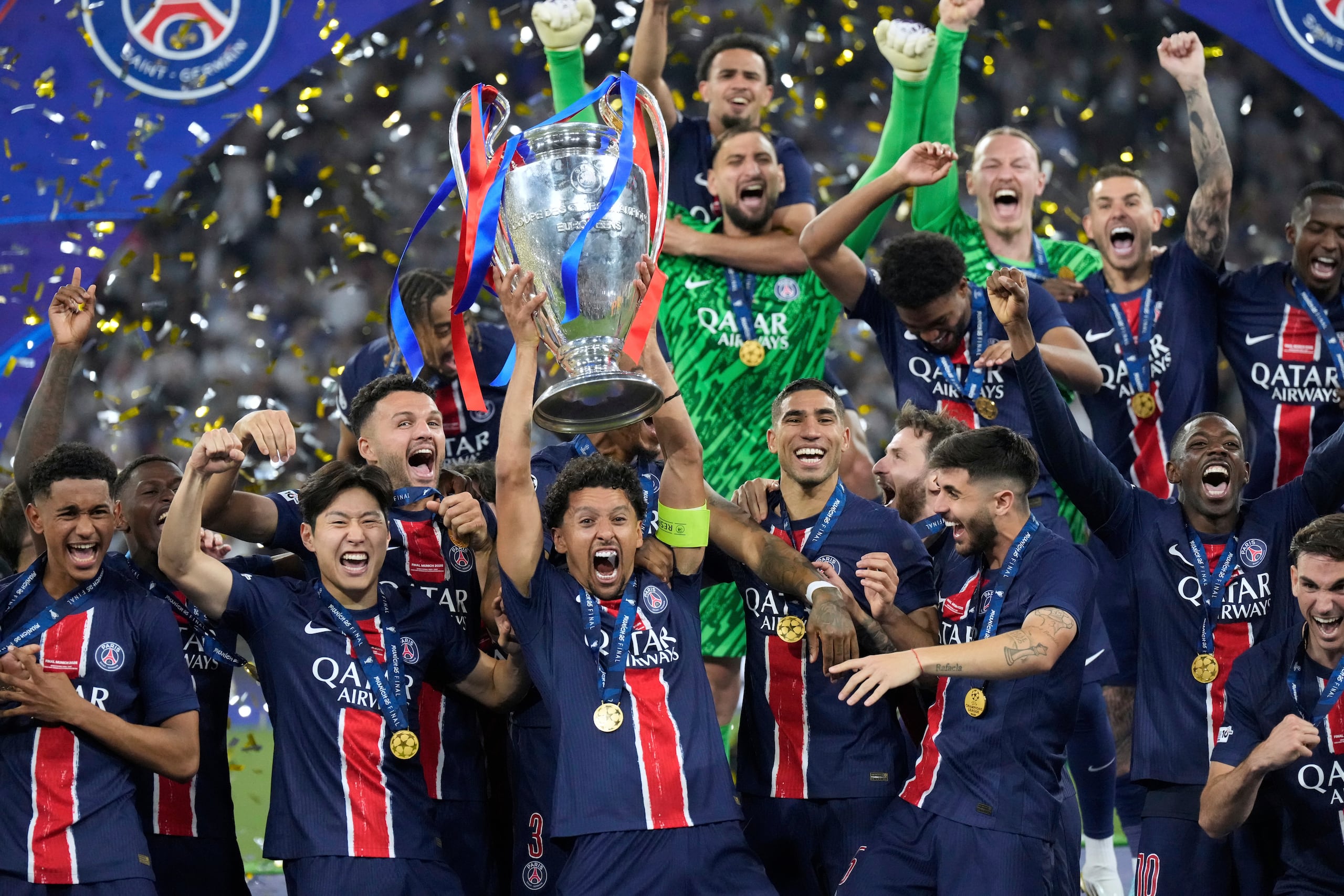 Los jugadores del PSG festejan tras ganar la Champions League contra el Inter de Milán, el sábado 31 de mayo de 2025, en Múnich.