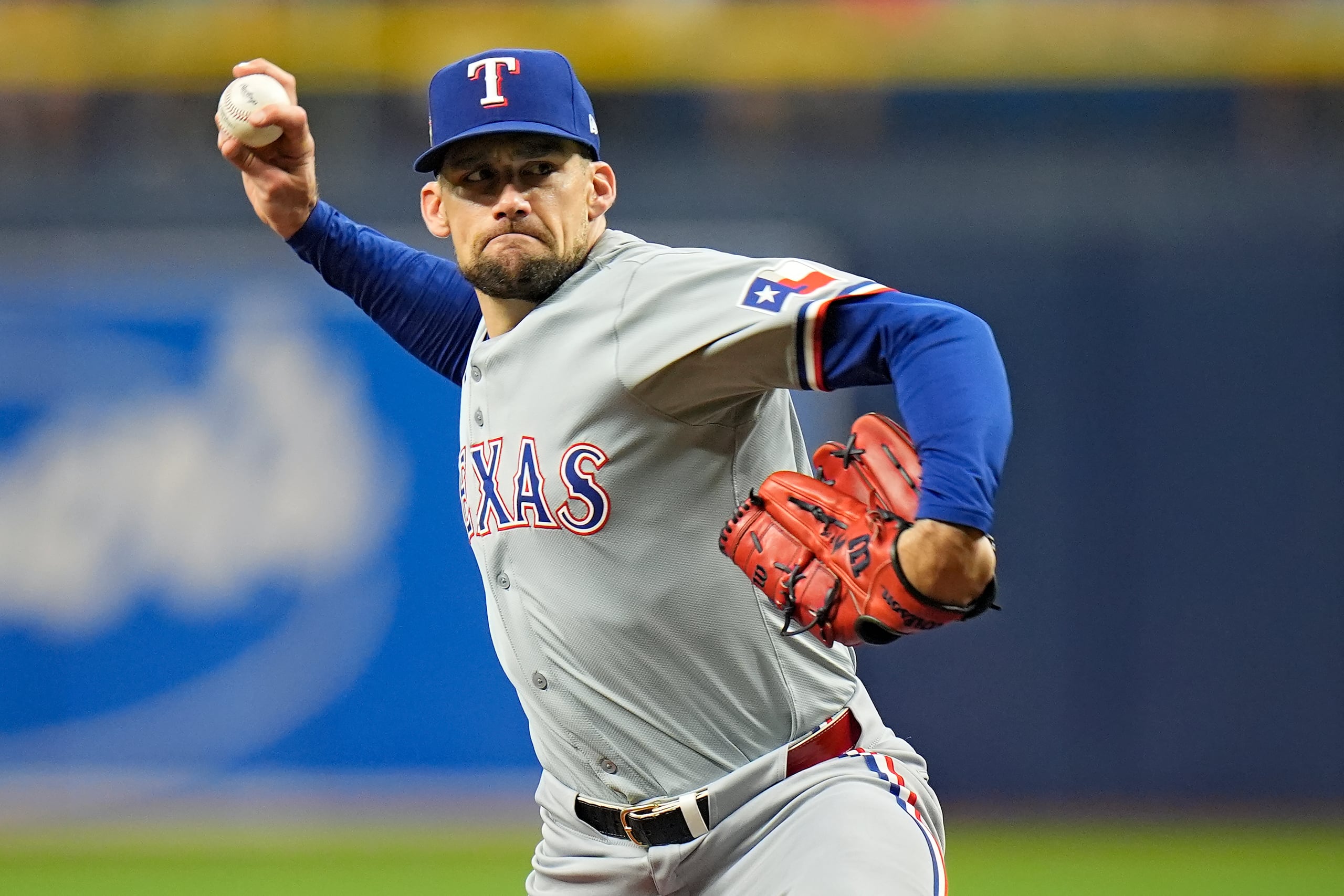 Nathan Eovaldi de los Rangers de Texas lanza ante los Rays de Tampa Bay Rays, el miércoles 3 de abril de 2024. (AP Foto/Chris O'Meara)