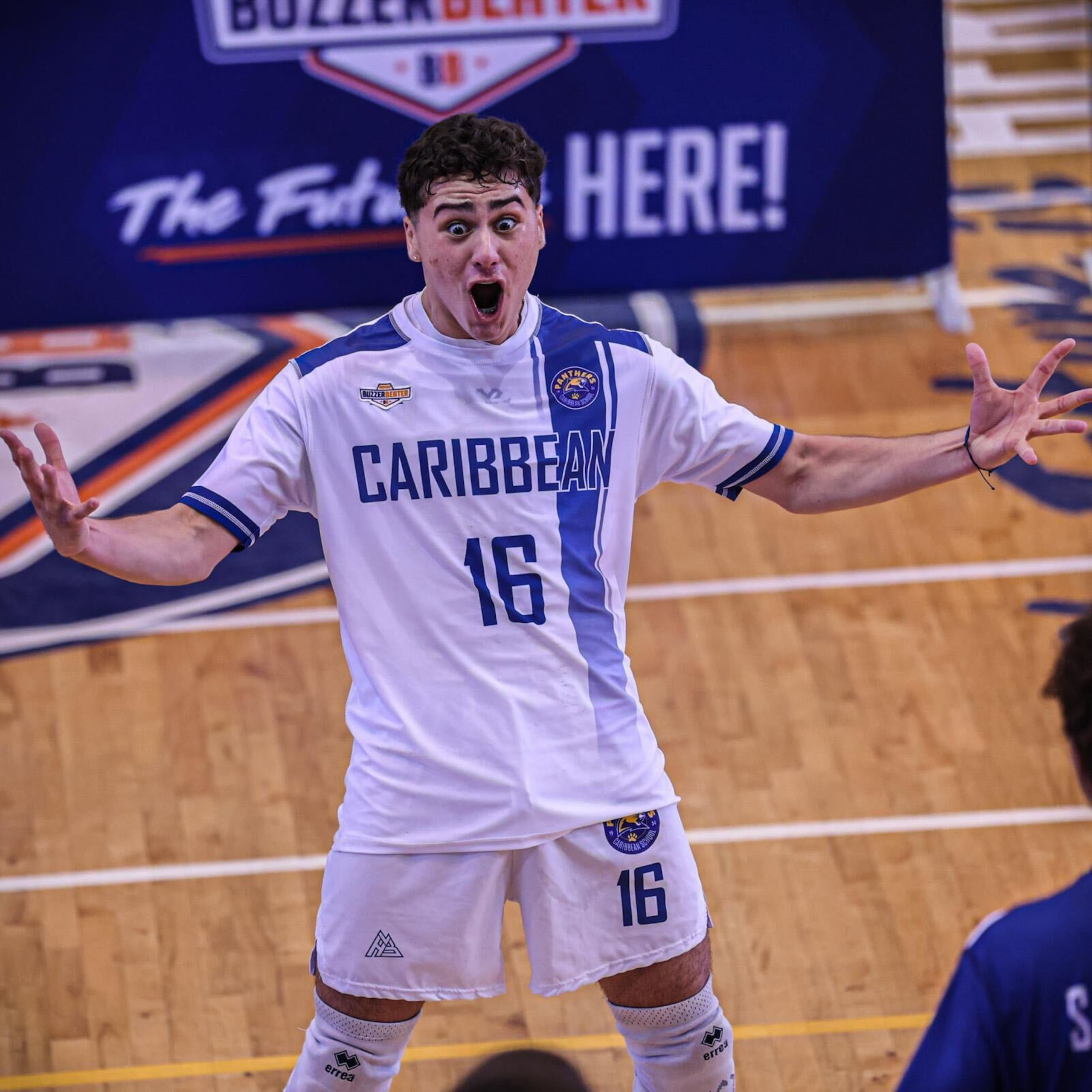 Juan Pablo Rodríguez, de Caribbean School, celebra un punto contra Bayamón Military Academy en el Sweet 16 de la Copa Buzzer Beater.