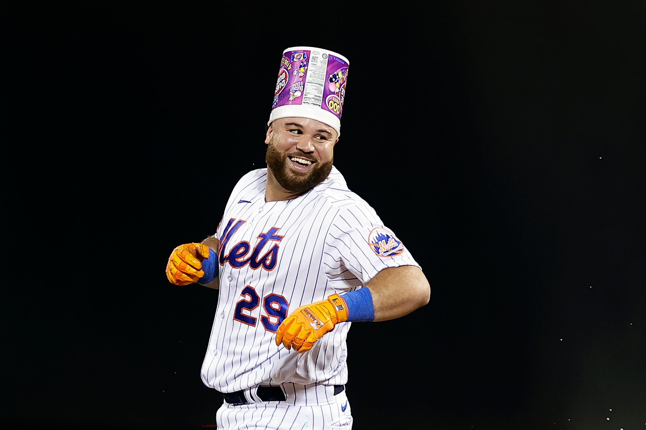 DJ Stewart, de los Mets de Nueva York, festeja luego de recibir un pelotazo con las bases llenas para conseguir el triunfo sobre los Rangers de Texas, el miércoles 30 de agosto de 2023 (AP Foto/Adam Hunger)