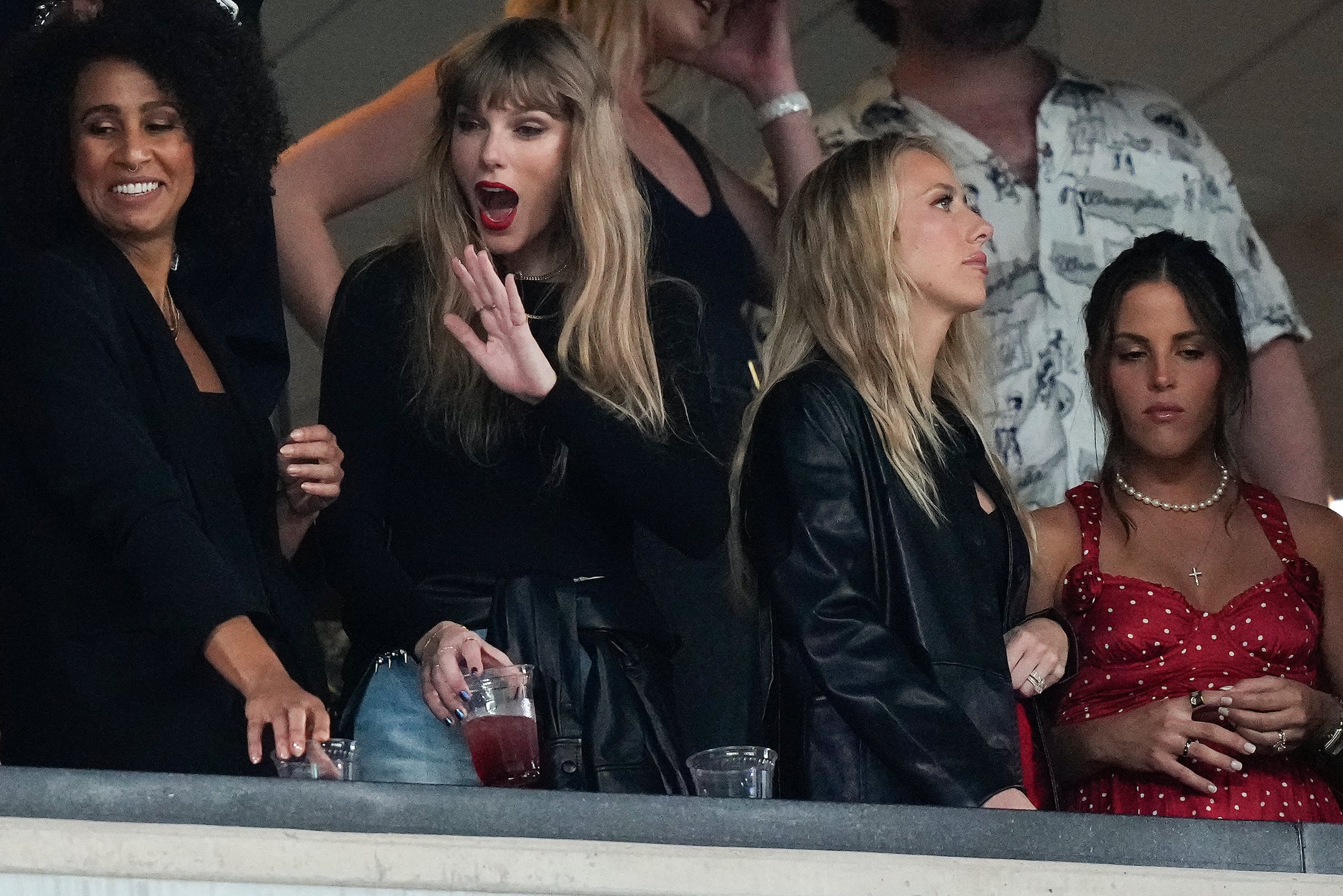 Taylor Swift y Brittany Mahomes ven el segundo cuarto del partido de la NFL entre los Jets de Nueva York y los Chiefs de Kansas City el 1 de octubre de 2023.