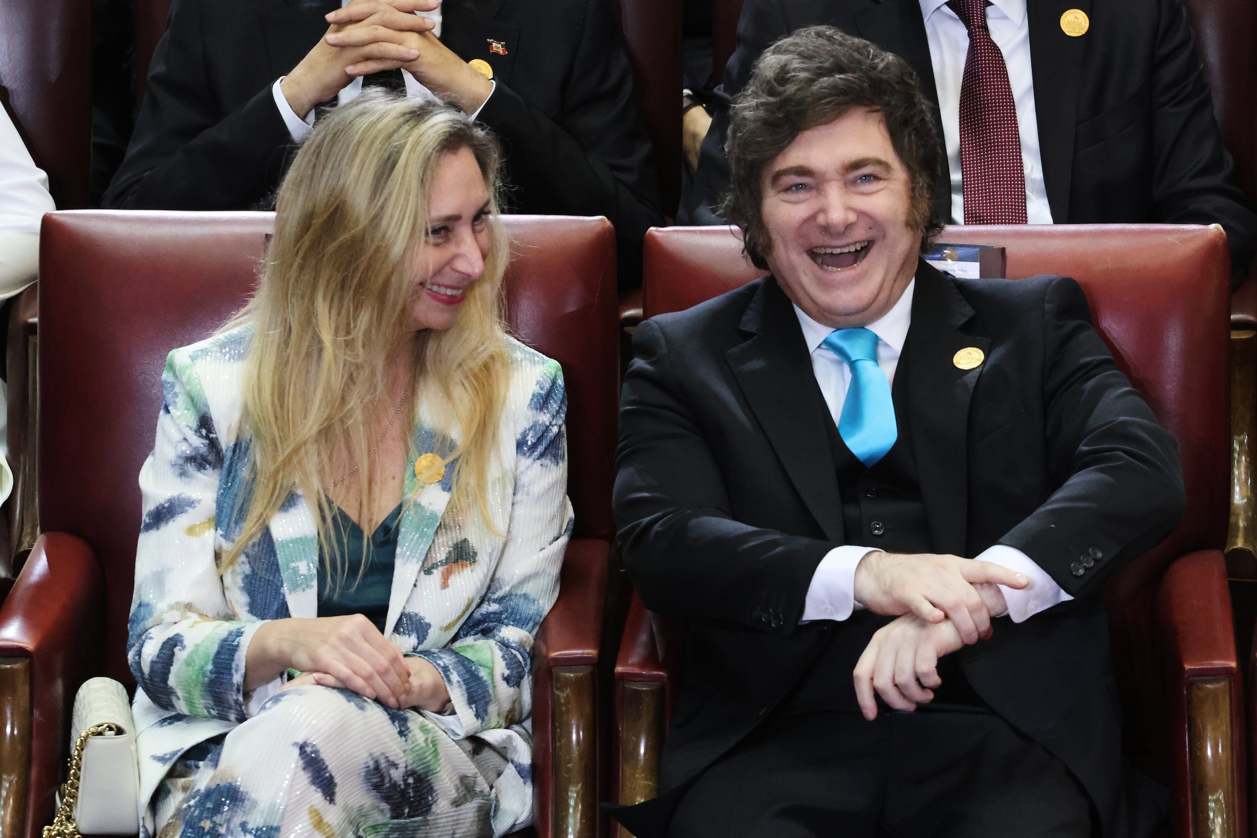 El presidente de Argentina, Javier Milei (a la derecha), y la secretaria general de la Presidencia, Karina Milei, sonríen durante la ceremonia de investidura del presidente José Antonio Kast en el Congreso de Valparaíso, Chile, el miércoles 11 de marzo de 2026. (Foto AP/Cristóbal Basaure)