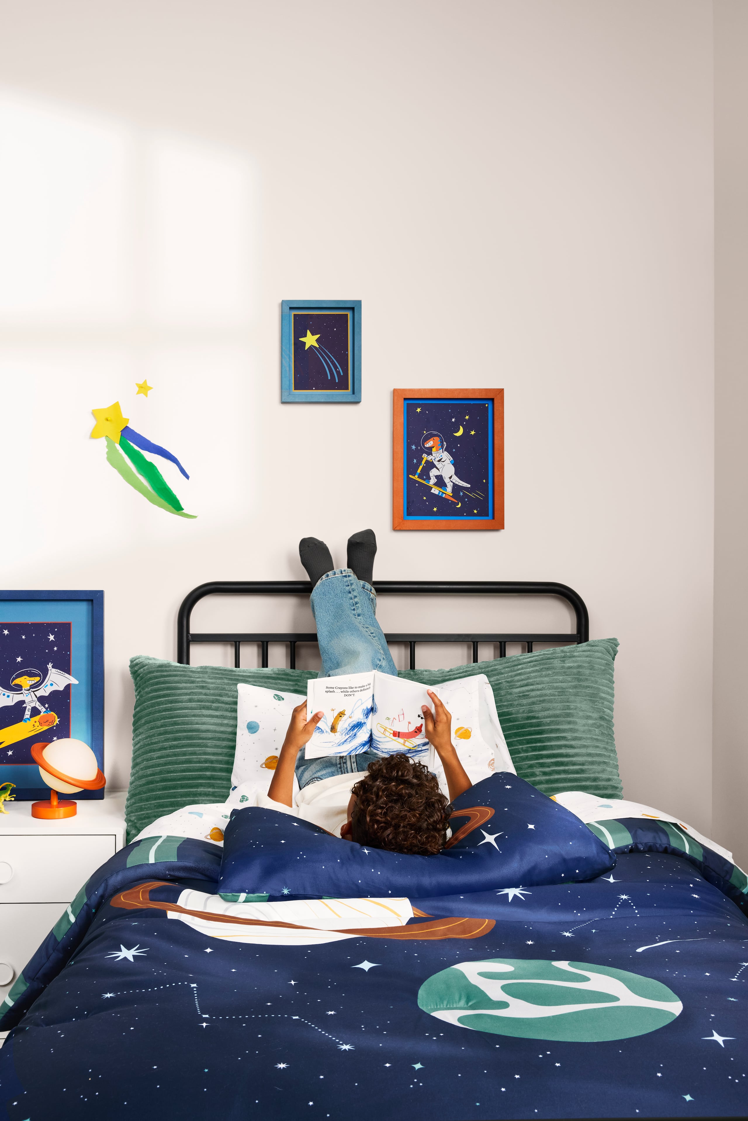 Puedes encontrar ropa de cama con diferentes motivos y elementos de decoración para coordinar.