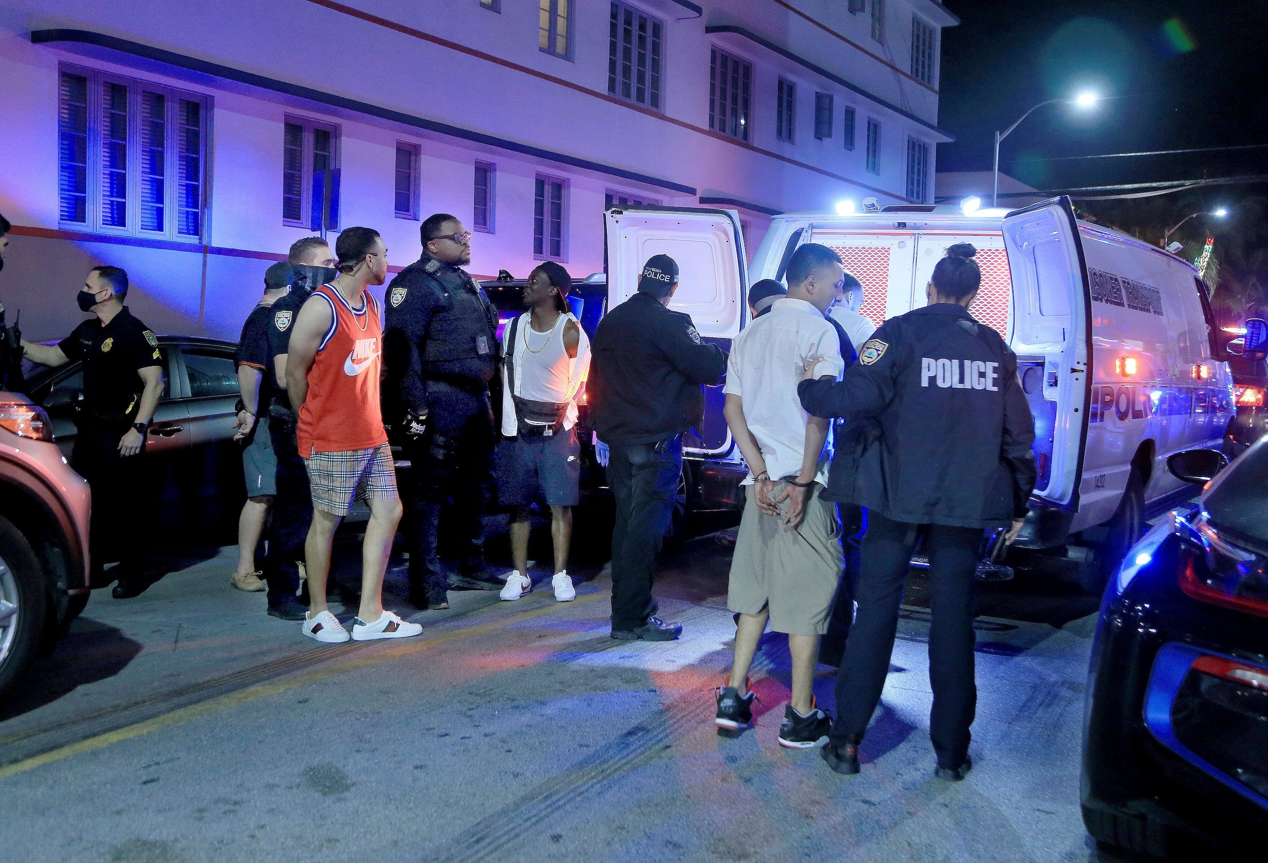 “Siempre empieza bien, pero cuando cae la tarde la situación empeora y acaban con todo”, asevera una residente de Miami Beach, tras recordar que el año pasado fue necesario implementar el estado de emergencia tras registrarse dos muertes por armas de fuego y cientos de arrestos.