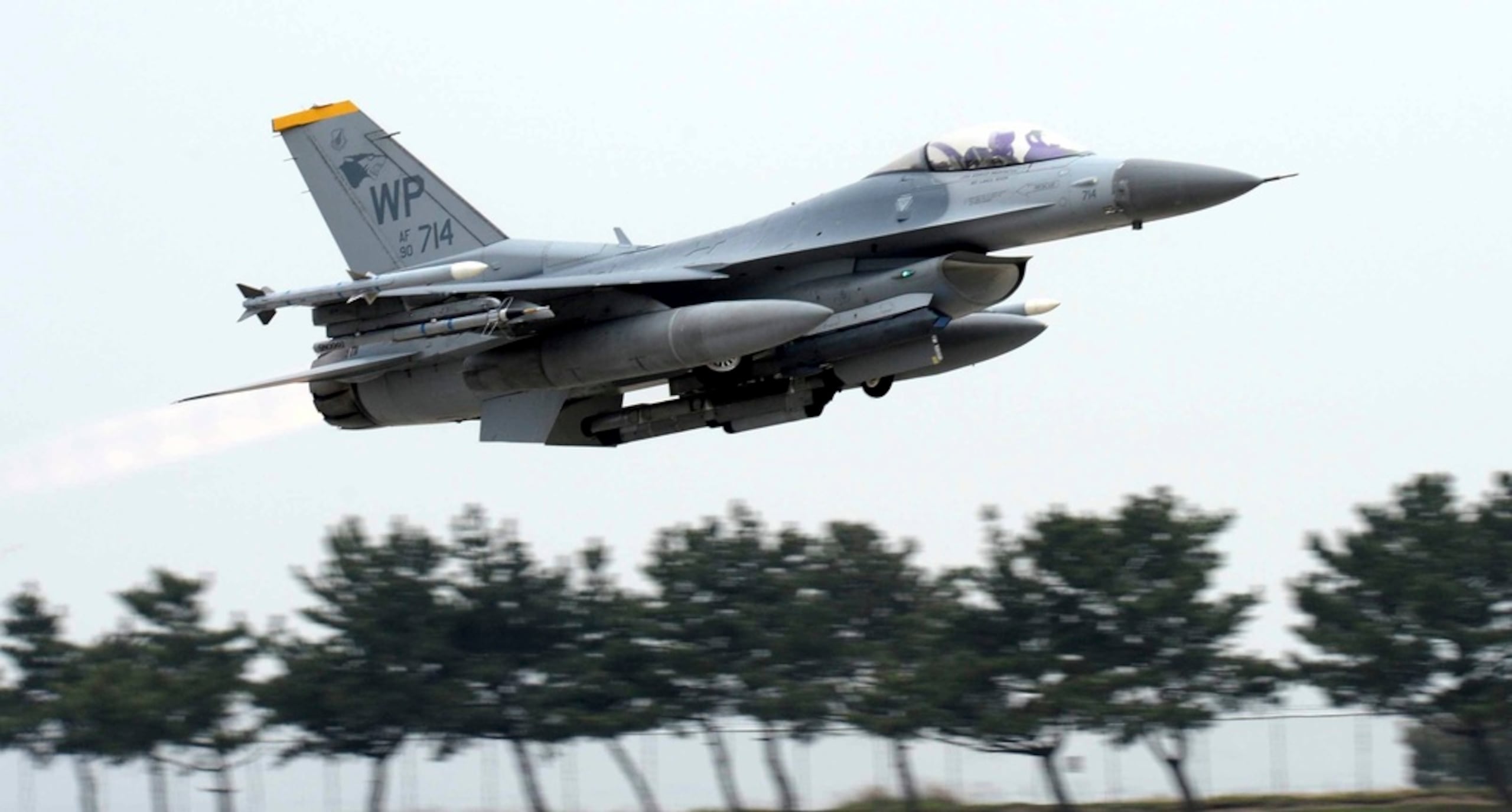 En abril, un F-16 Fighting Falcon cayó en una zona remota cerca de la Base Holloman de la Fuerza Aérea en el sur del estado, dejando al piloto con heridas leves.