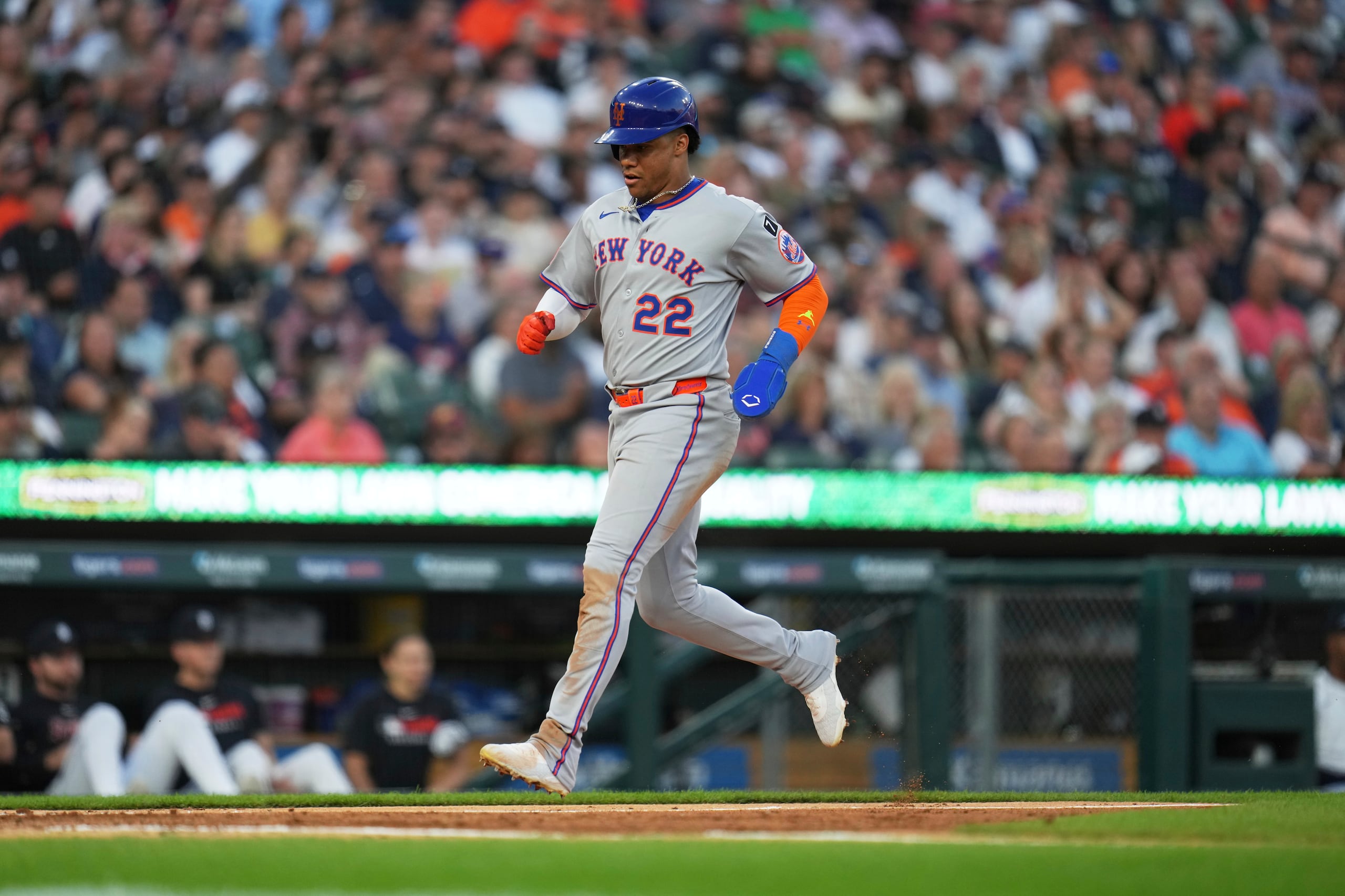 Juan Soto marcando una carrera.