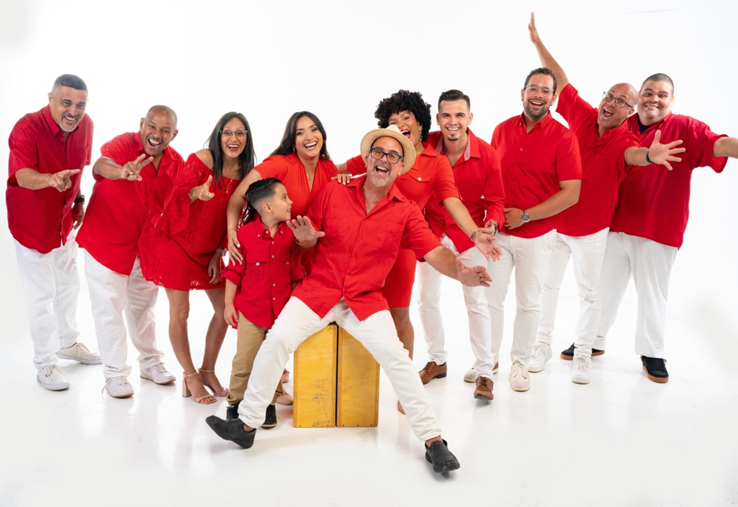 Los Cantores de Bayamón han evolucionado, convirtiéndose en una orquesta de parranda y baile que llevan alegría, jocosidad y mucha música a todas las fiestas.