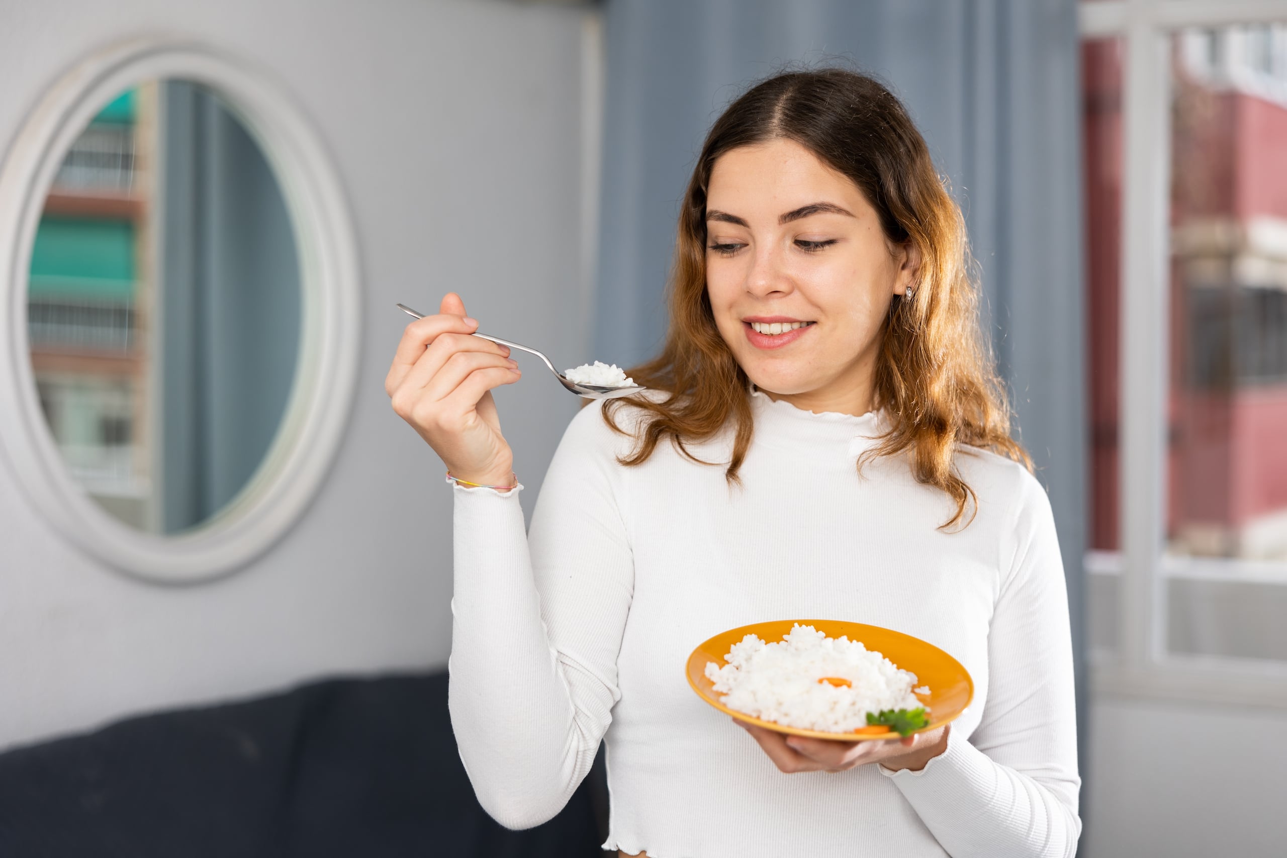 La retrogradación es el proceso en el que se cocinan alimentos altos en almidones de fácil digestión como el arroz blanco refinado, se enfrían y luego se recalientan antes de ingerir.