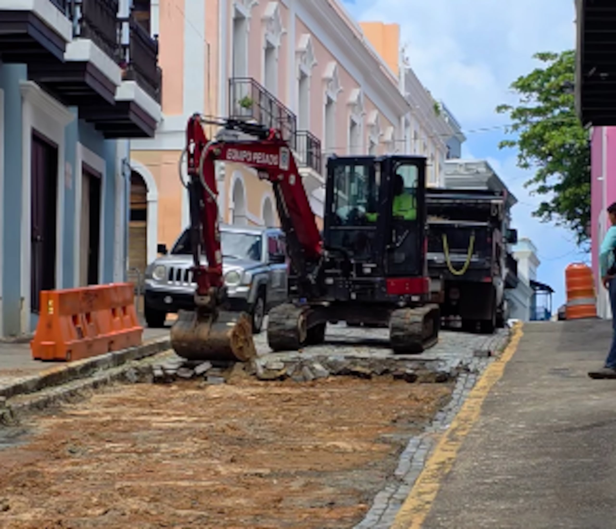 Trabajos de remoción de adoquines en la Calle Cruz del Viejo San Juan.