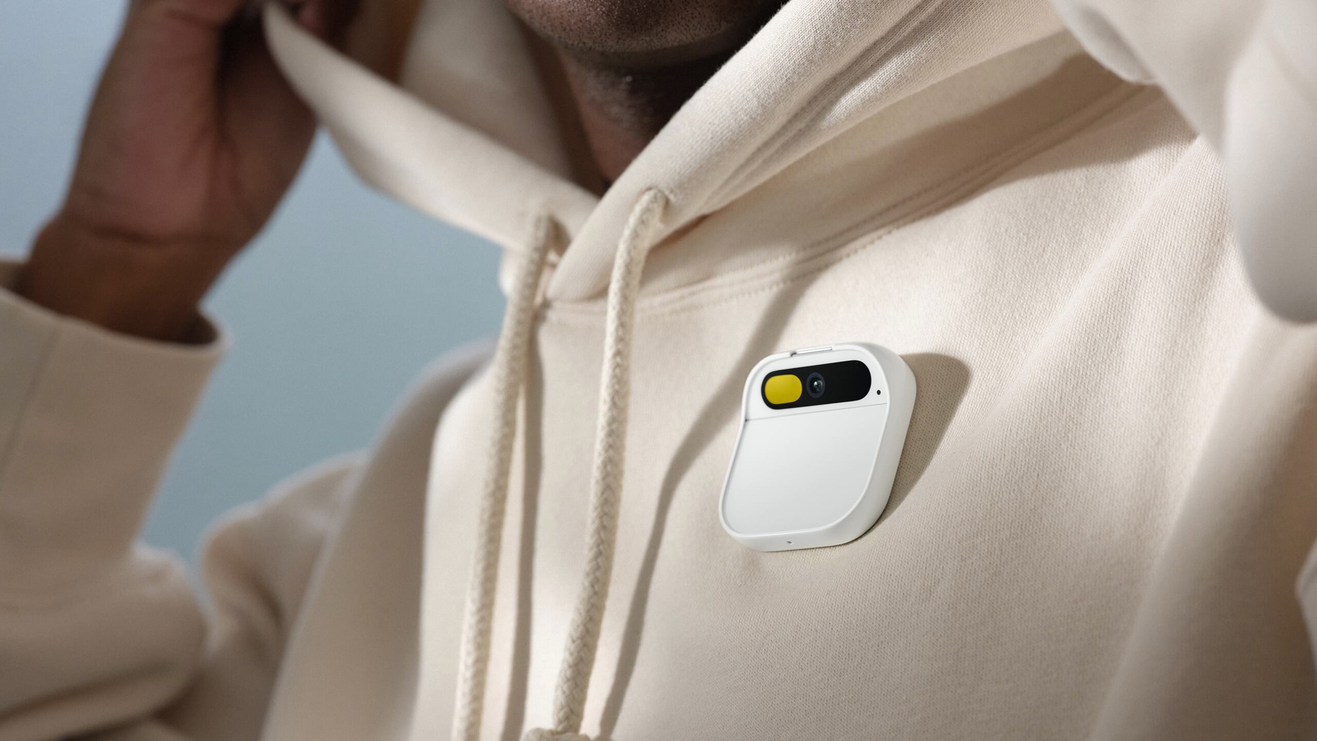 A diferencia de otros productos similares -como las gafas inteligentes de Meta (matriz de Facebook, Instagram y WhatsApp) y Ray-Ban, el pin de Humane no necesita conectarse a un teléfono inteligente, pues es autosuficiente.