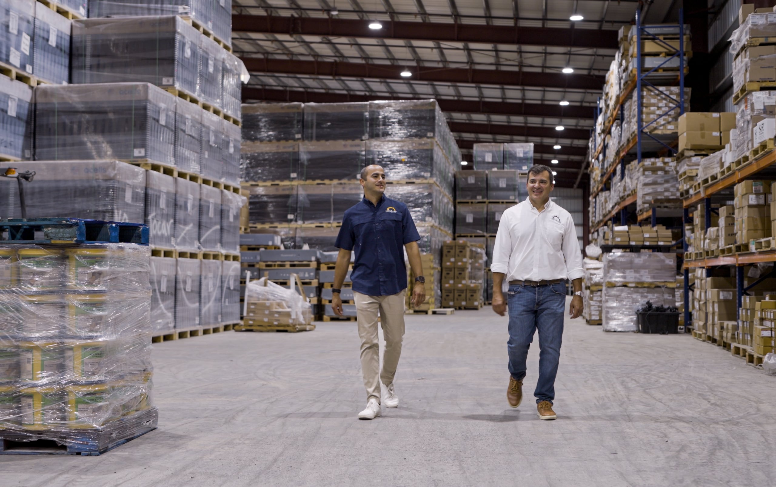 Marc Roumain, a la derecha, junto a Franco Álvarez, vicepresidente de Recursos Humanos y Reclutamiento, en un recorrido por el almacén de WindMar en Sabana Seca.