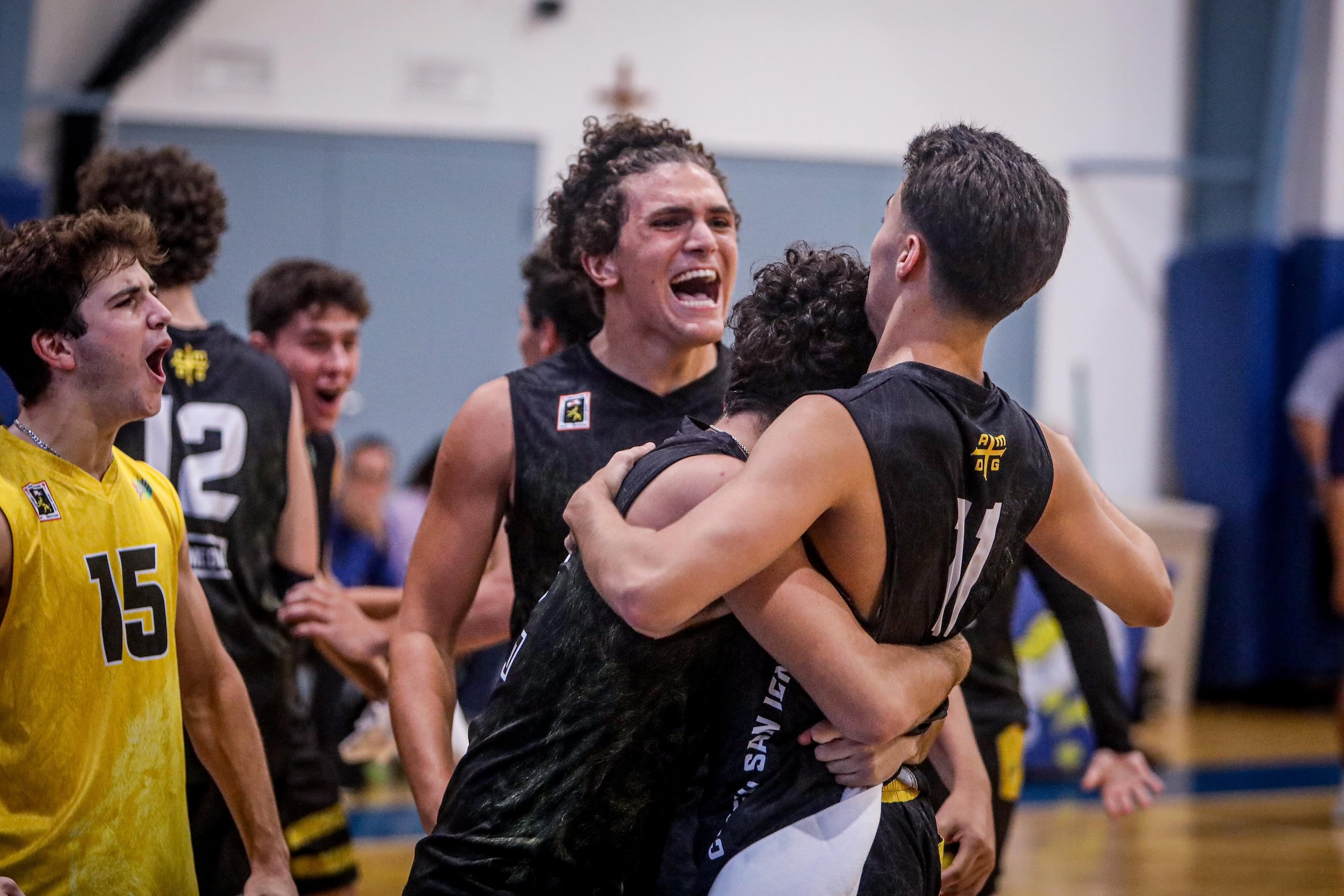 San Ignacio celebra su triunfo sobre San José en el Invitacional de María Reina. (Buzzer Beater)