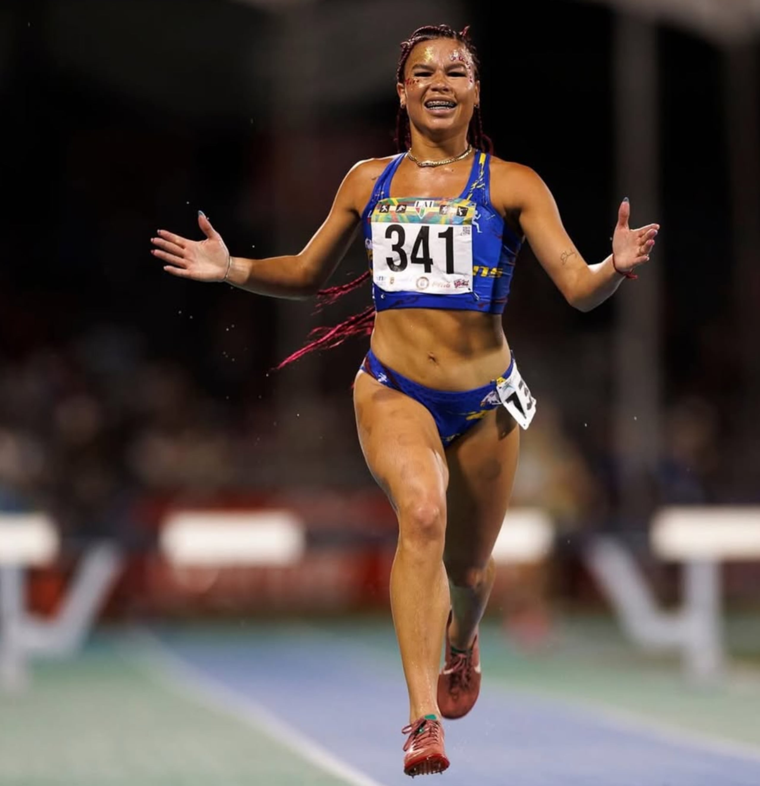 Natisha Fontánez llegando a la meta de los 3,000 metros con obstáculos.