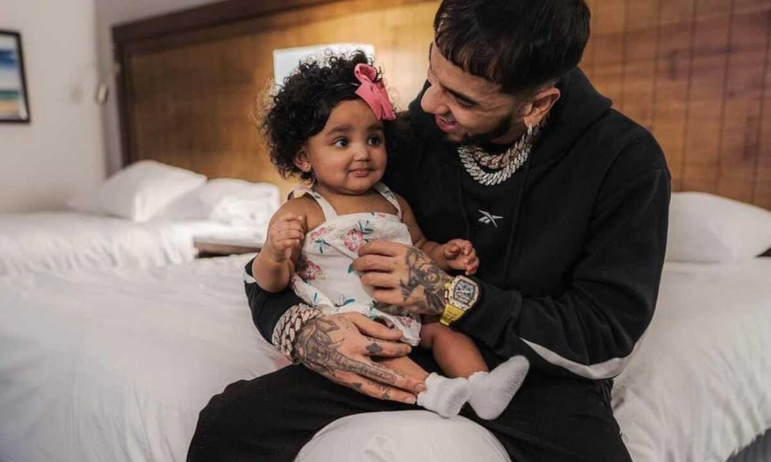 Anuel AA conmueve a internautas con el momento que tuvo con la pequeña Gianella, hija que comparte con la modelo colombiana Melissa Valle.