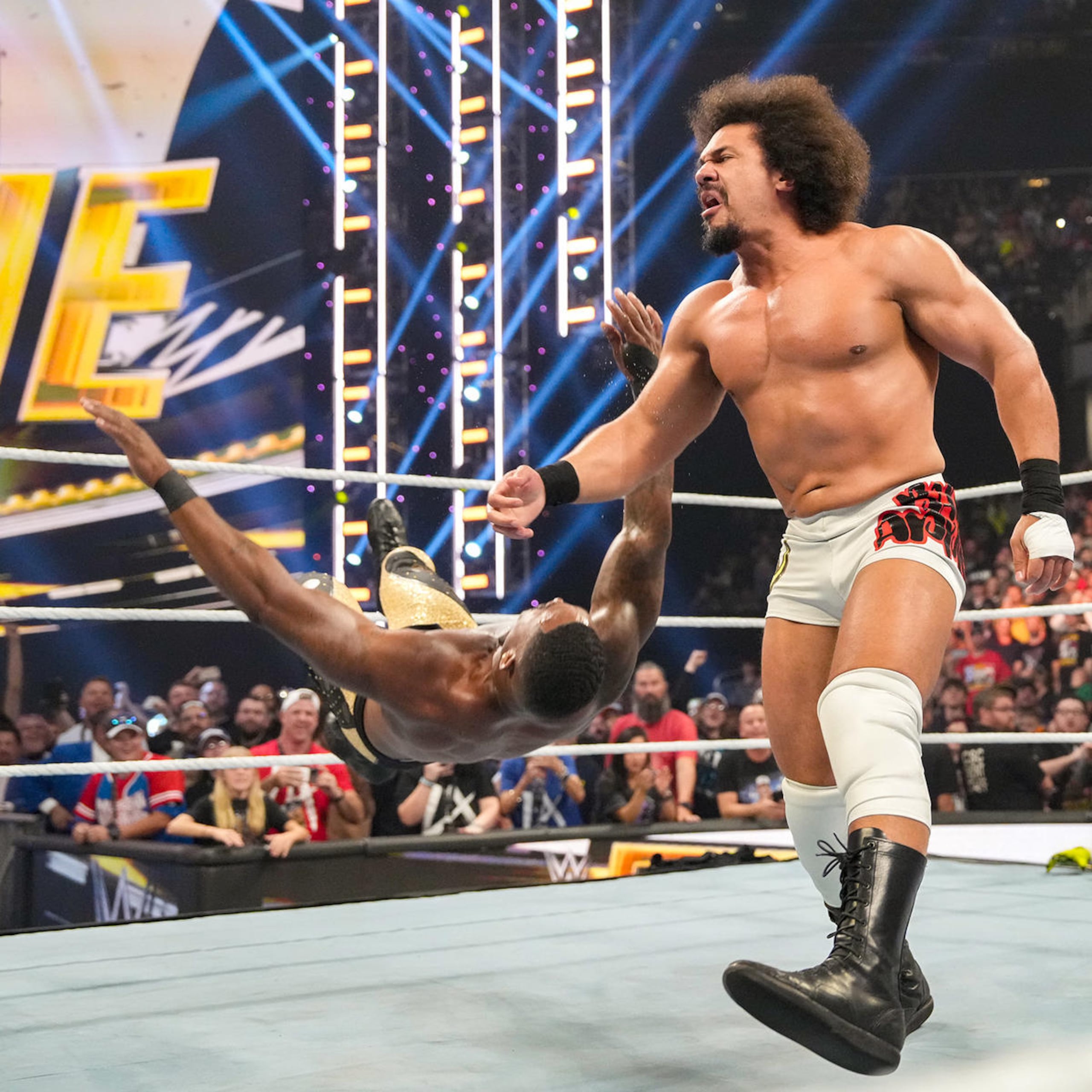 Carlito ataca a Montez Ford, de The Street Profits.