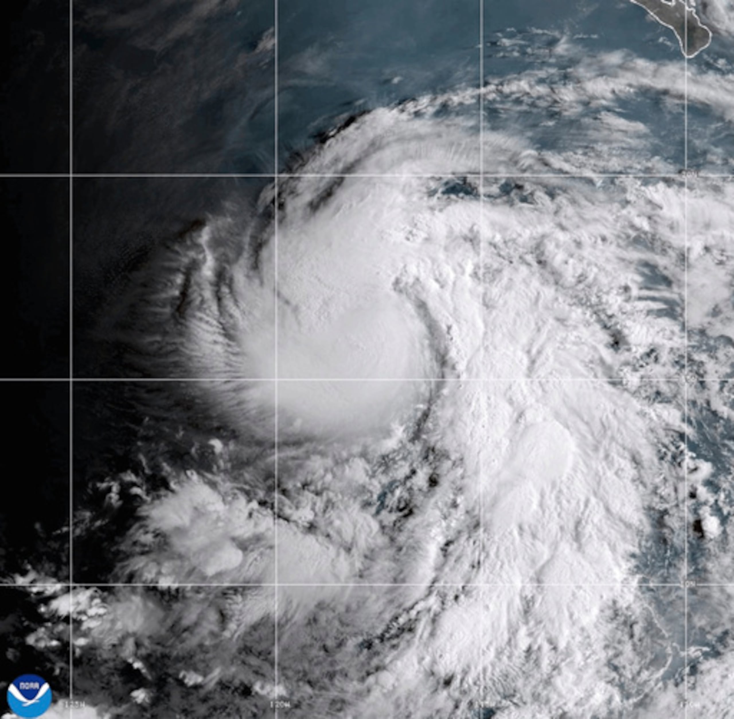 Esta imagen de satélite difundida por la NOAA muestra cómo el huracán Karina se intensificaba frente al extremo sur de Baja California el sábado 29 de agosto de 2026. (NOAA vía AP)