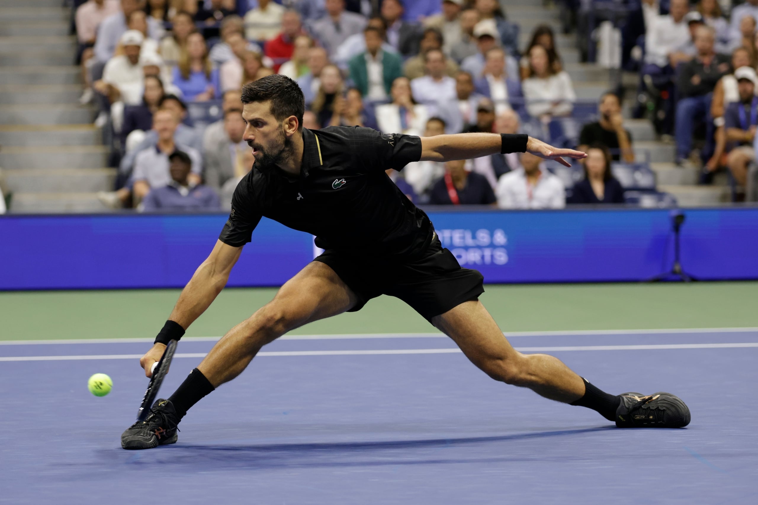 El serbio Novak Djokovic devuelve un tiro contra el estadounidense Taylor Fritz durante la ronda de cuartos de final del Abierto de Estados Unidos, el martes 2 de septiembre de 2025.