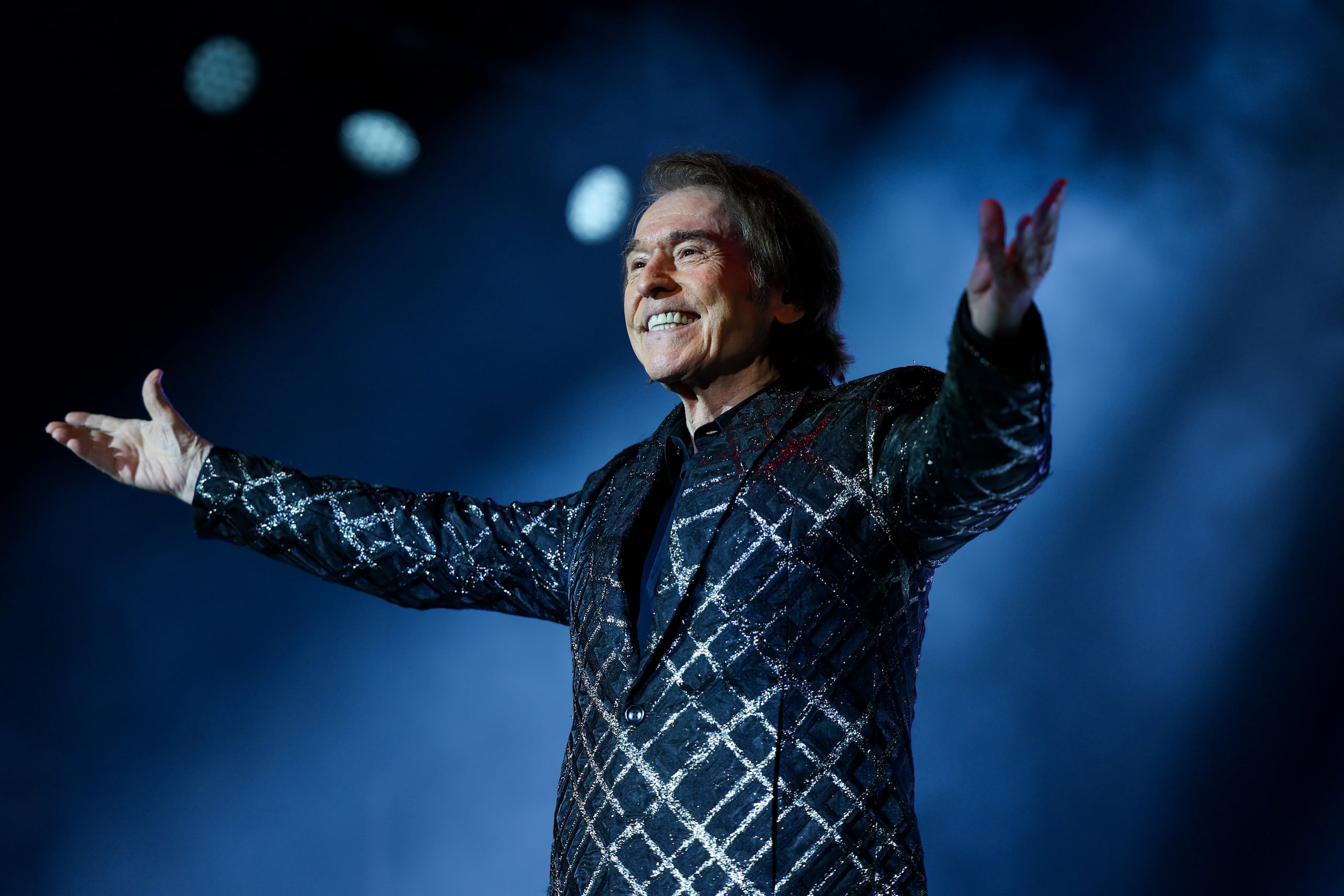 Raphael lleva hospitalizado desde el martes, después de sentirse indispuesto cuando estaba grabando un especial de Navidad del programa de Televisión Española ‘La Revuelta’.