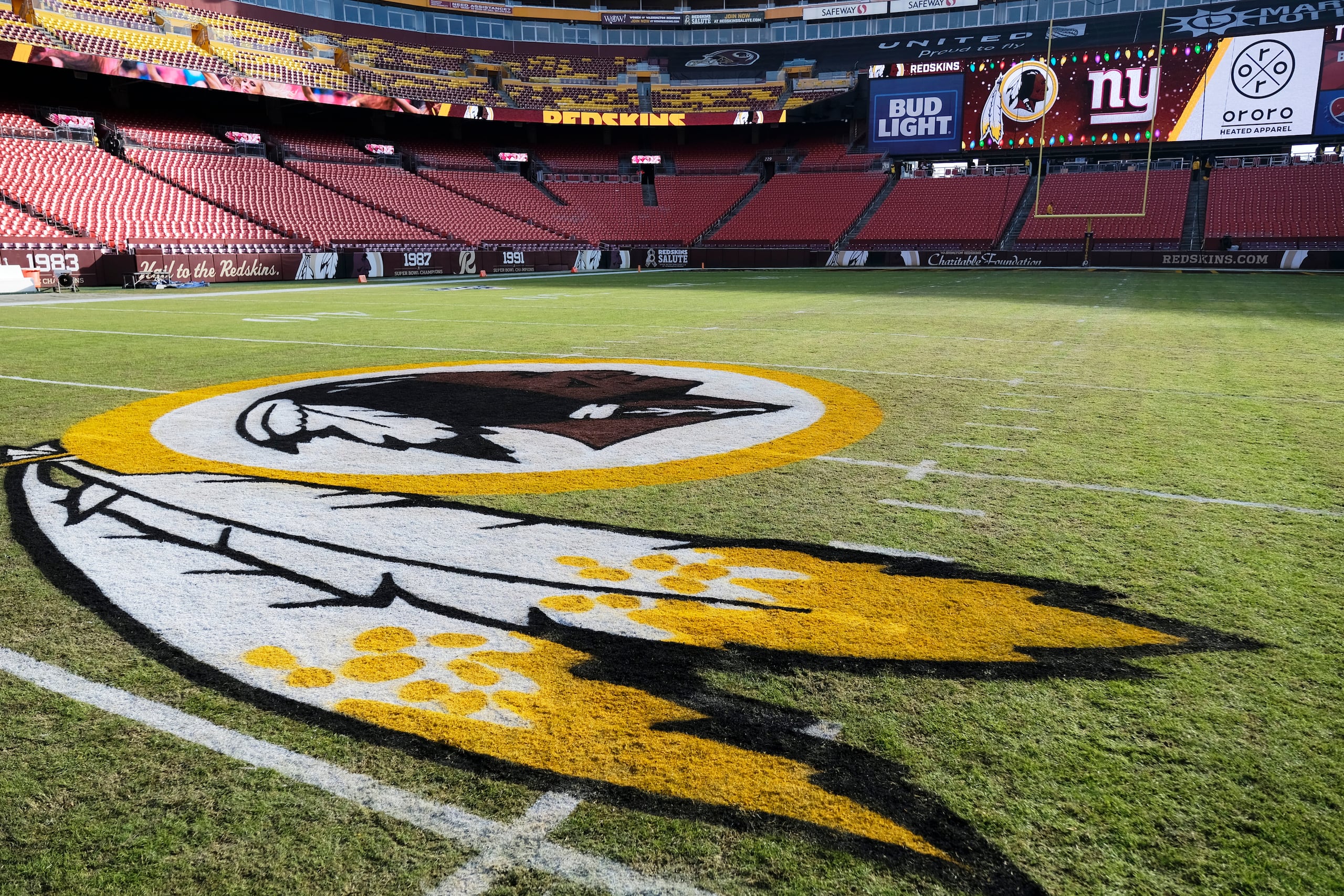 El logotipo de los Redskins de Washington se ve en el estadio FedEx.