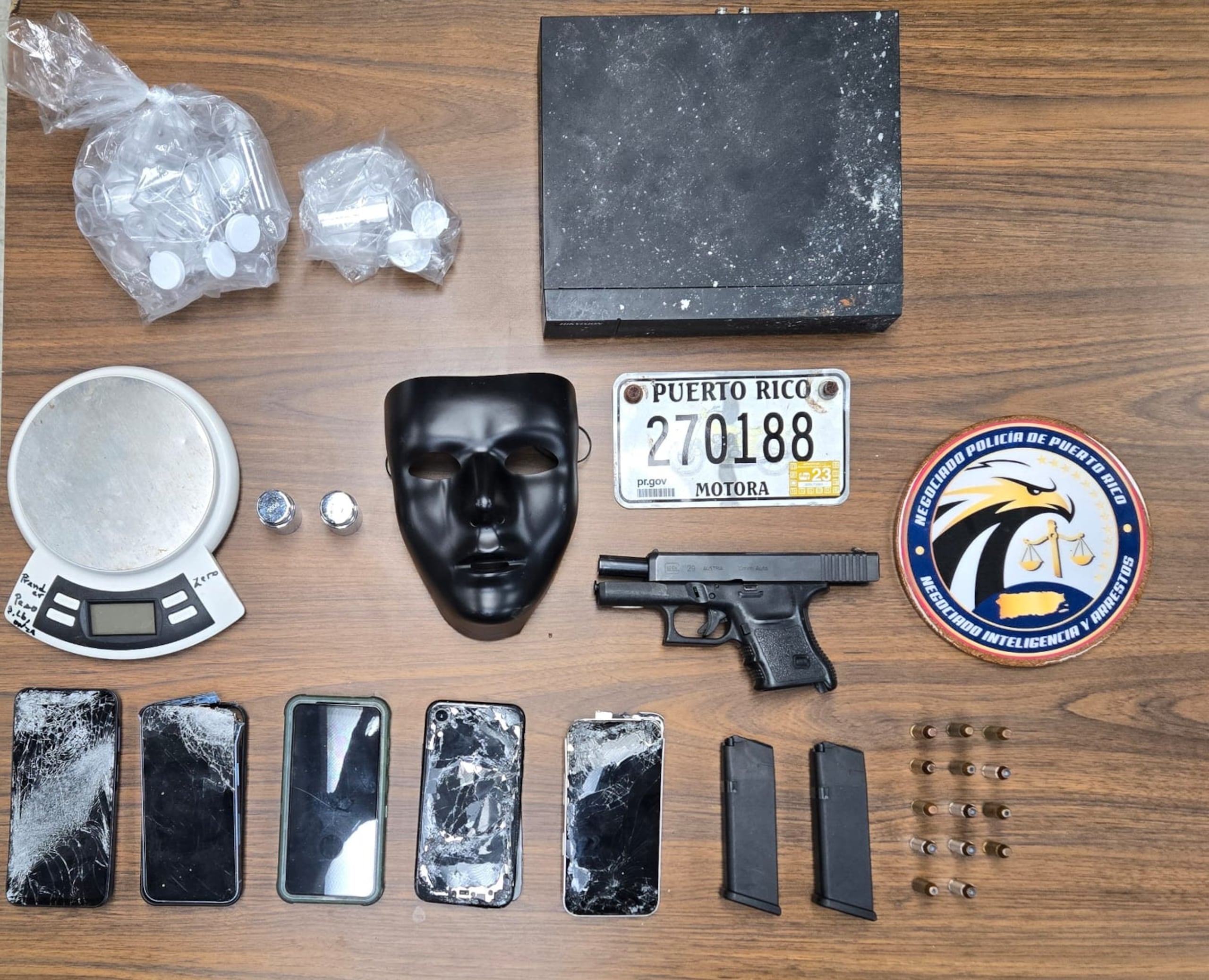 La pistola y otros artículos ocupados durante el allanamiento.