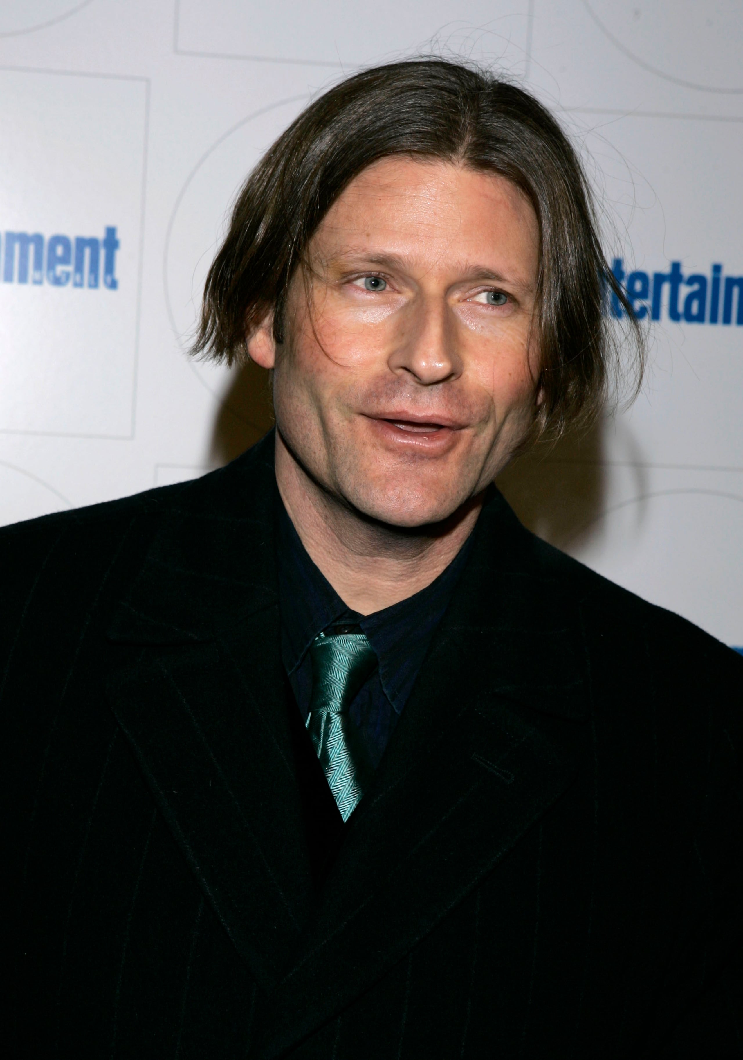 En "Back to the Future" (1985), Crispin Glover interpretó a George McFly, el padre de Marty McFly (Michael J. Fox).