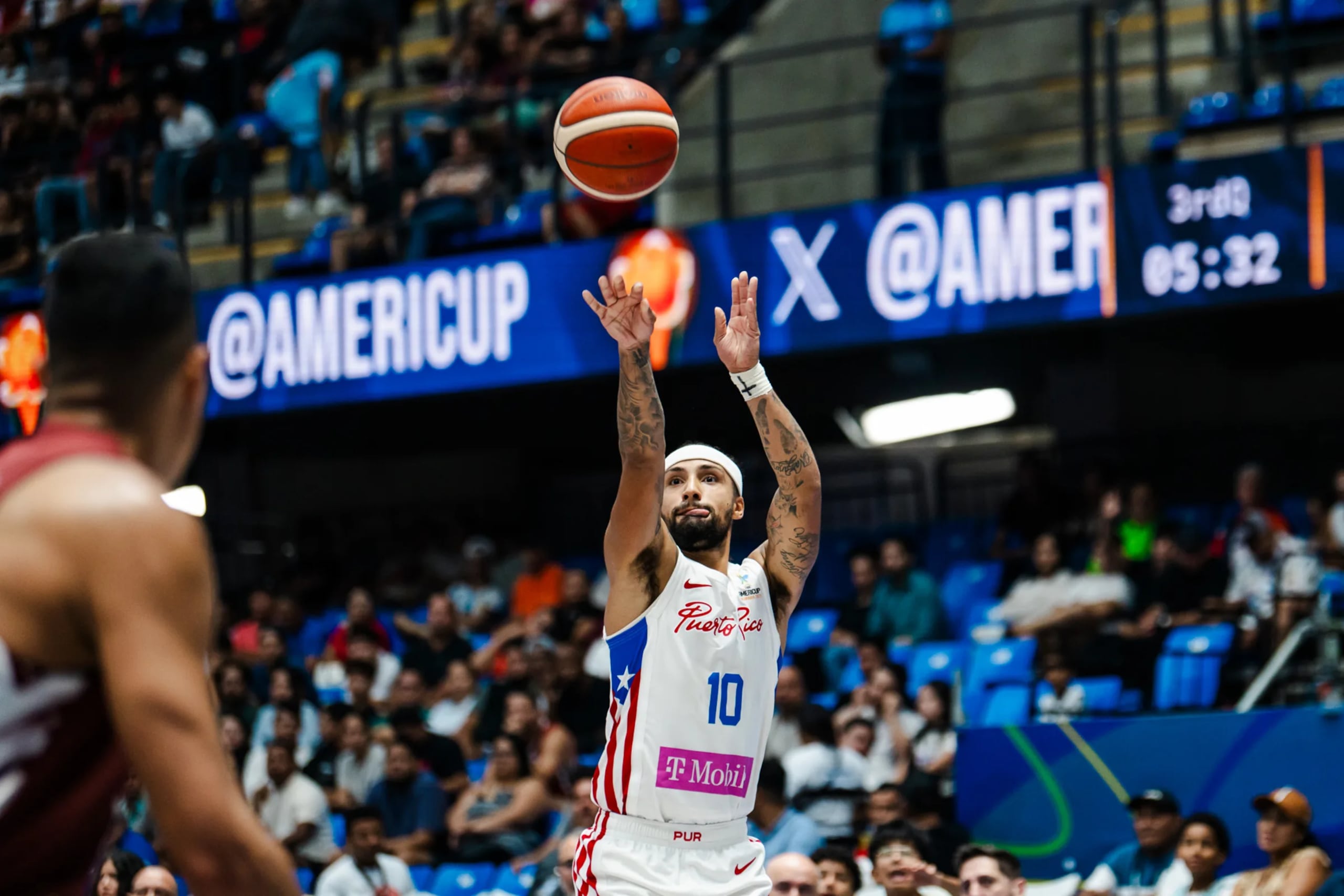 José Alvarado lanza al canasto durante un juego contra Venezuela en la fase de grupos de la AmeriCup 2025.