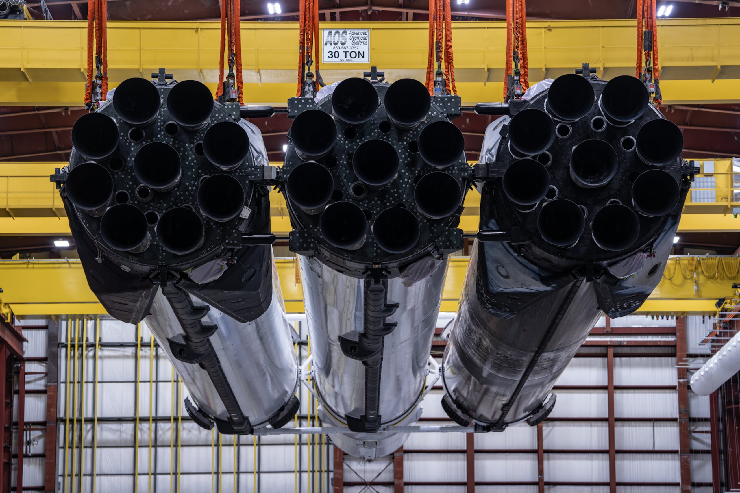 Fotografía del 26 de agosto de 2026 cedida por la SpaceX que muestra el cohete Falcon Heavy, equipado con un total de 27 motores Merlin, preparado en el hangar de la plataforma 39A, previo al lanzamiento del telescopio espacial Nancy Grace Roman, en el Centro Espacial Kennedy de la NASA en Florida (Estados Unidos). EFE/SpaceX