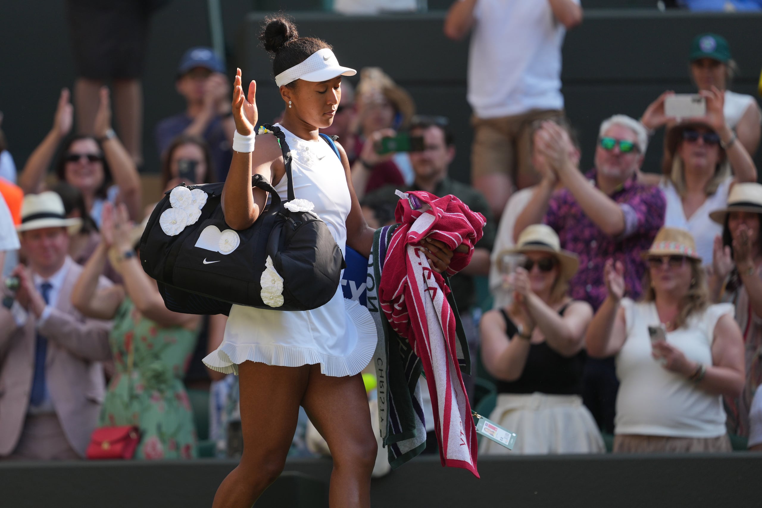 La japonesa Naomi Osaka abandona la cancha tras su derrota ante la checa Karolina Muchova.
