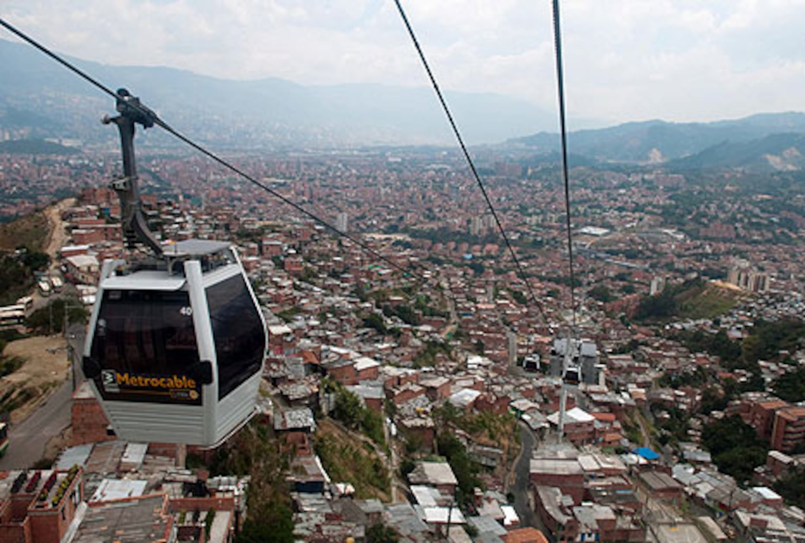 En los años ochenta y noventa del siglo pasado, Medellín estaba considerada la ciudad más violenta del mundo, un lugar donde se llegaron a registrar más de 7,000 homicidios al año.