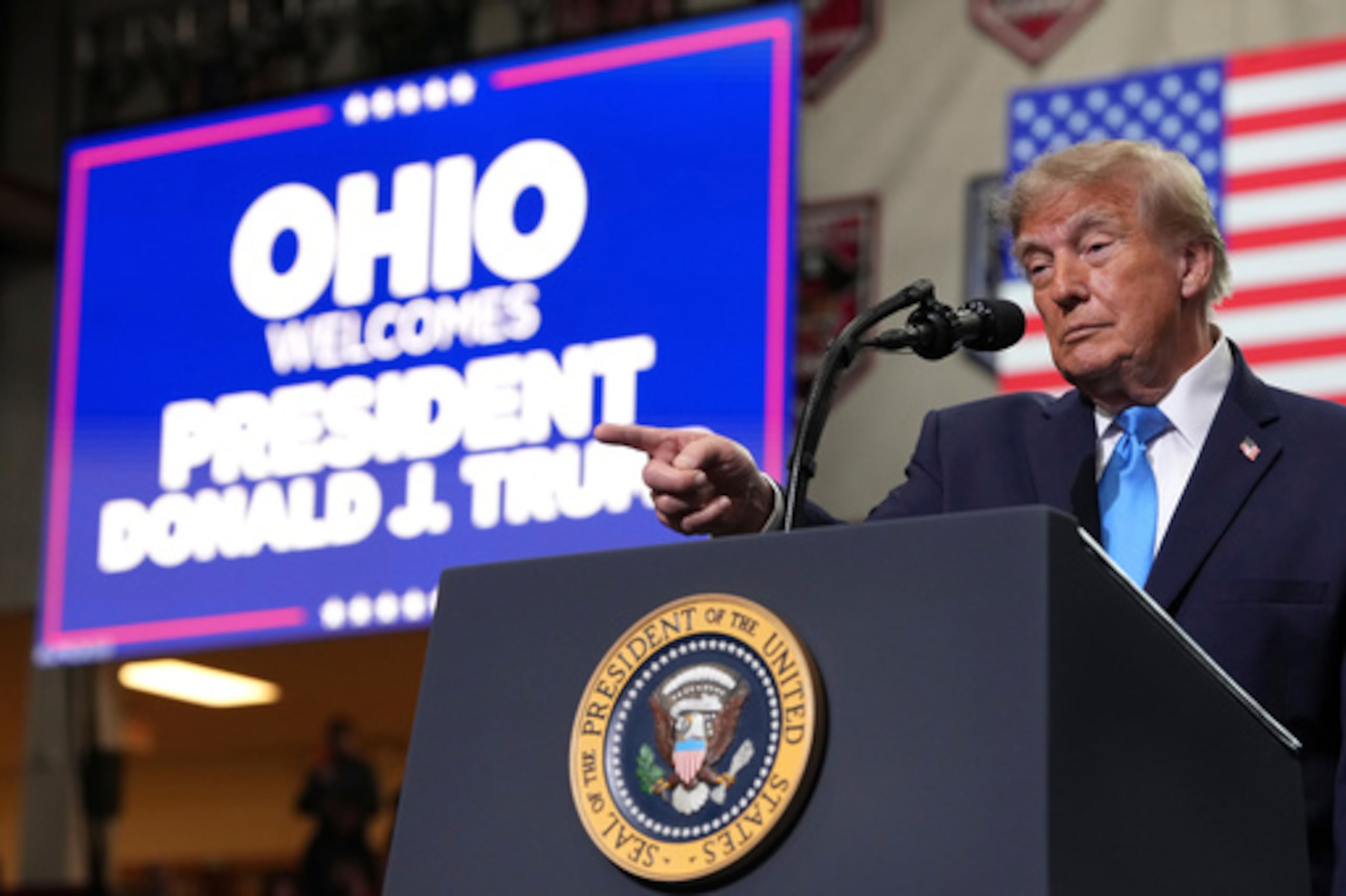 El presidente Donald Trump interviene durante un acto celebrado en el instituto Butler High School de Vandalia (Ohio), el sábado 3 de octubre de 2026. (Foto AP/Mark Schiefelbein)