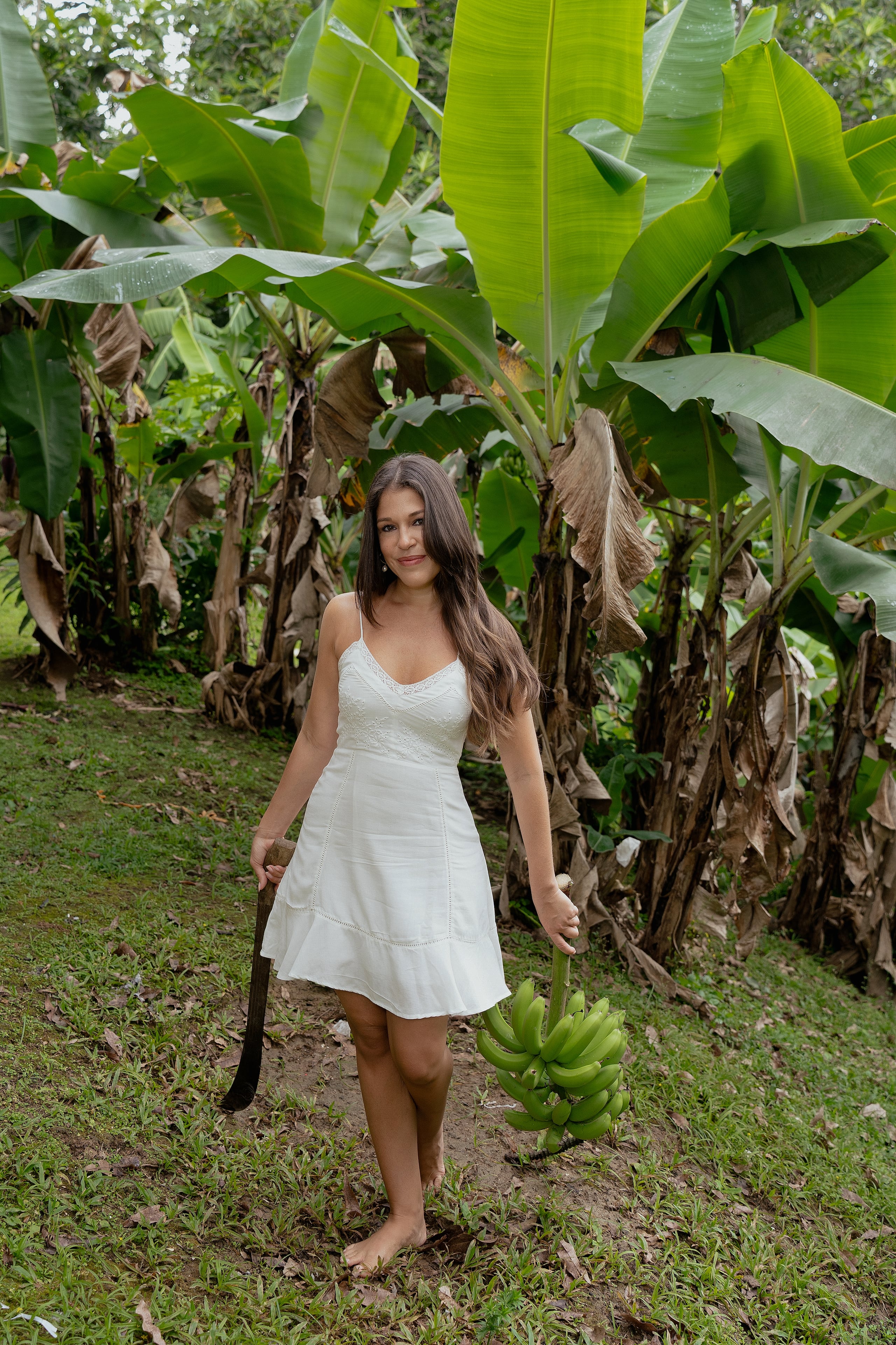 Mía en la finca de sus abuelos en Cupey. (Fotos: Marisol Pesquera | Estilista de moda: Kristtian Chévere | Maquillista y estilista de cabello: Clark Ivor)