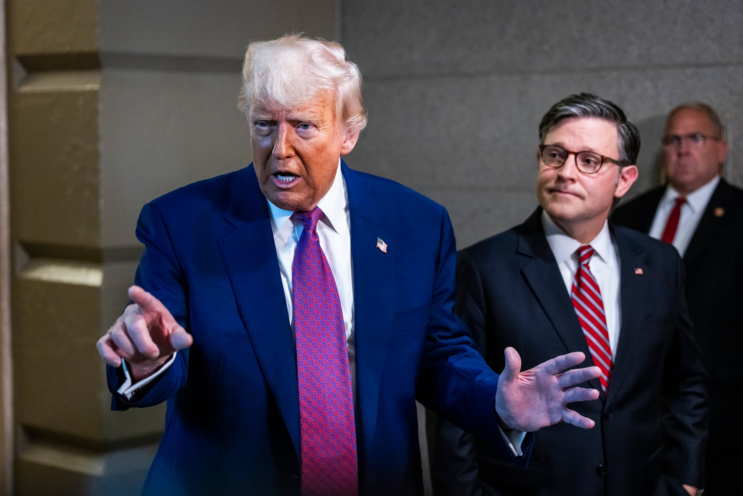 El presidente Donald Trump (izq.), junto al presidente republicano de la Cámara de Representantes, Mike Johnson (der.). EFE/Jim Lo Scalzo