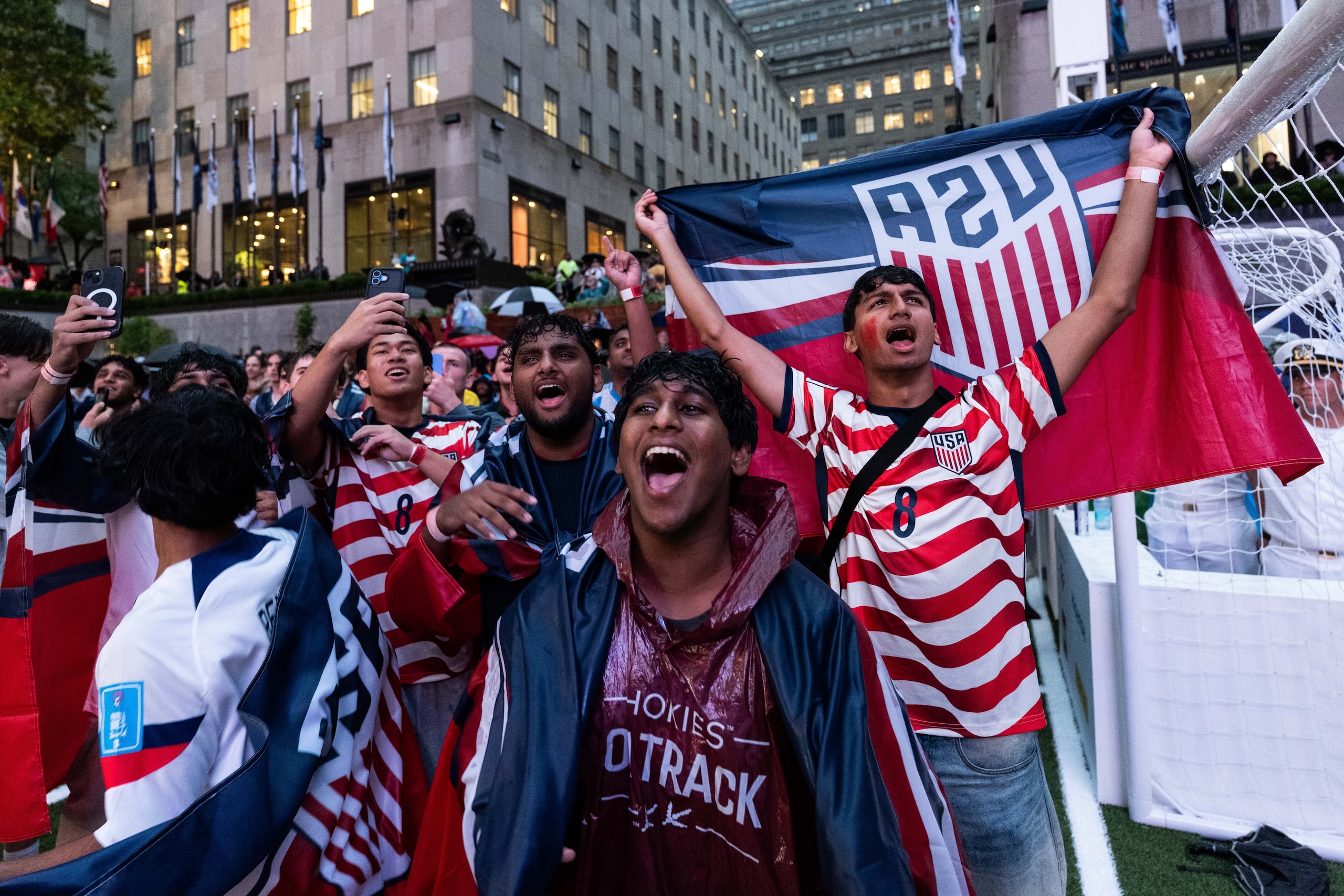 Hinchas observan el partido entre Estados Unidos y Bélgica durante los octavos de final del Mundial en el fan fest del Rockefeller Center de Nueva York.