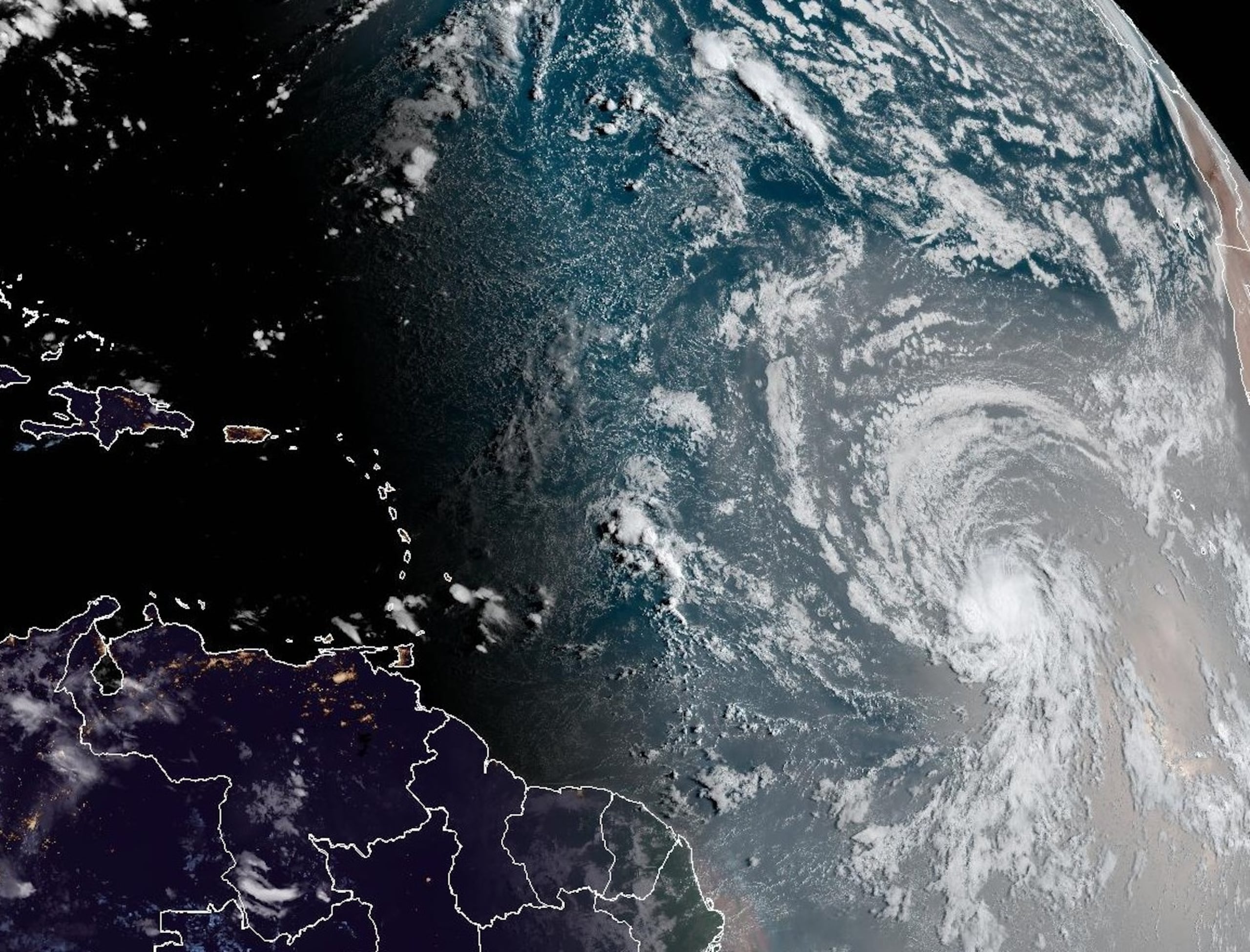 La onda tropical Invest 96L se observa a la derecha de esta imagen de satélite, tomada este jueves.