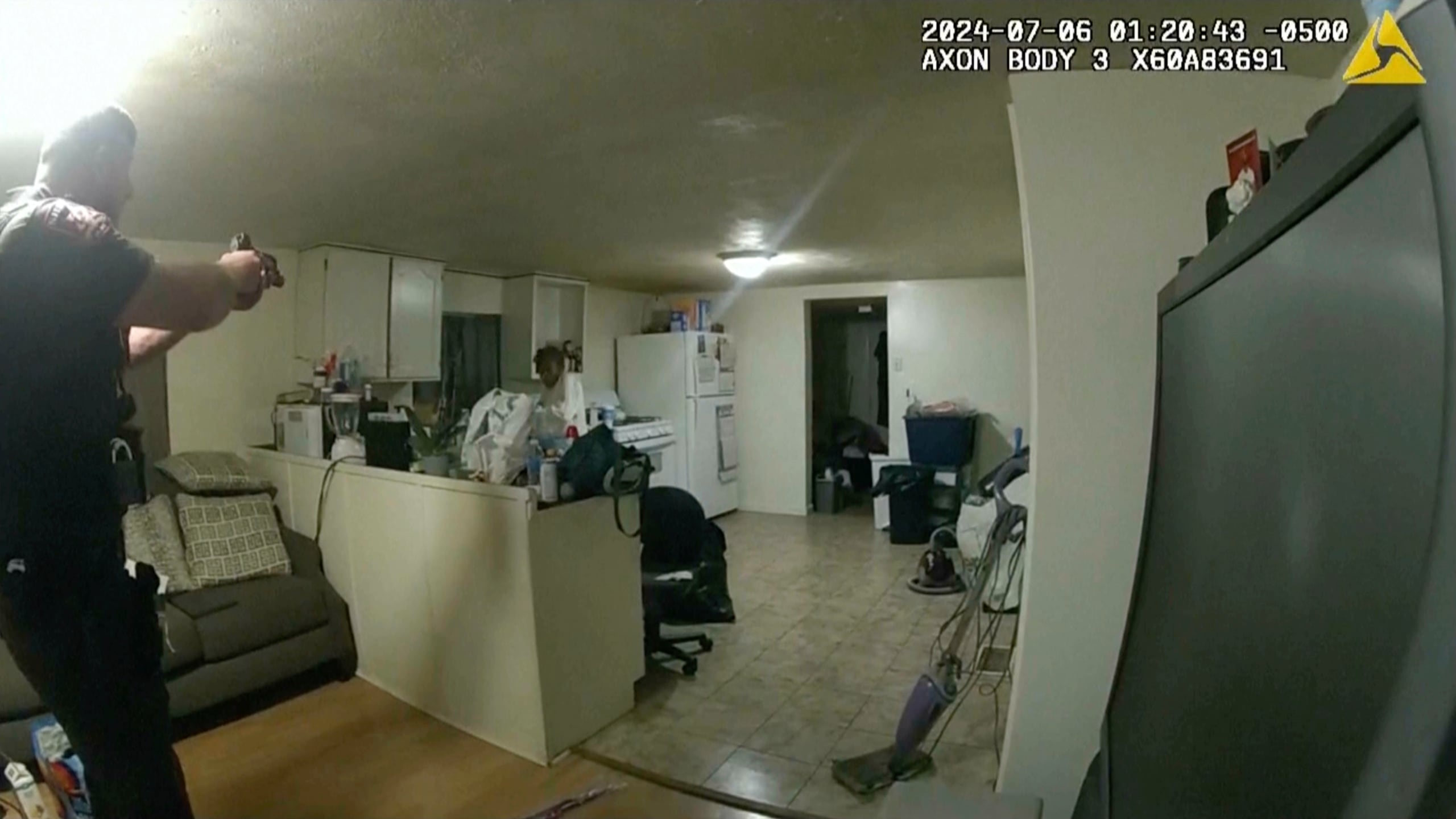 Foto de video tomada por una cámara corporal policial, entregada por la Policía Estatal de Illinois el 22 de julio del 2024, que muestra al policía Sean Grayson apuntándole a Sonya Massey, quien había llamado al 9-1-1 para pedir ayuda, en la casa de Massey en Springfield, Illinois.