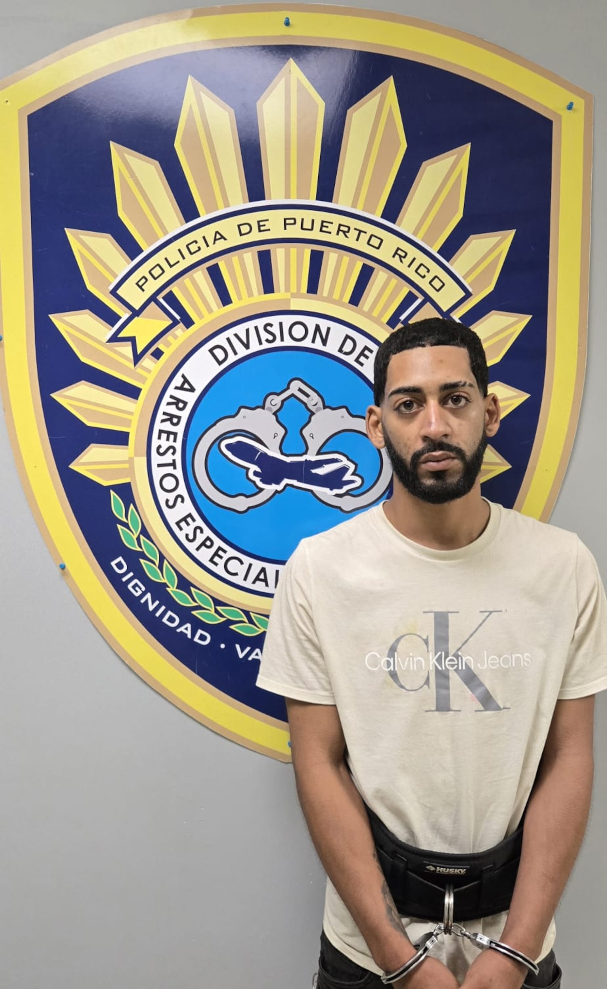 Agentes de la División de Arrestos Especiales y Extradiciones capturó en Barranquitas, al fugitivo Ramón José Peguero Cruz, de 25 años, contra quien pesa una orden de arresto en Pensilvania.