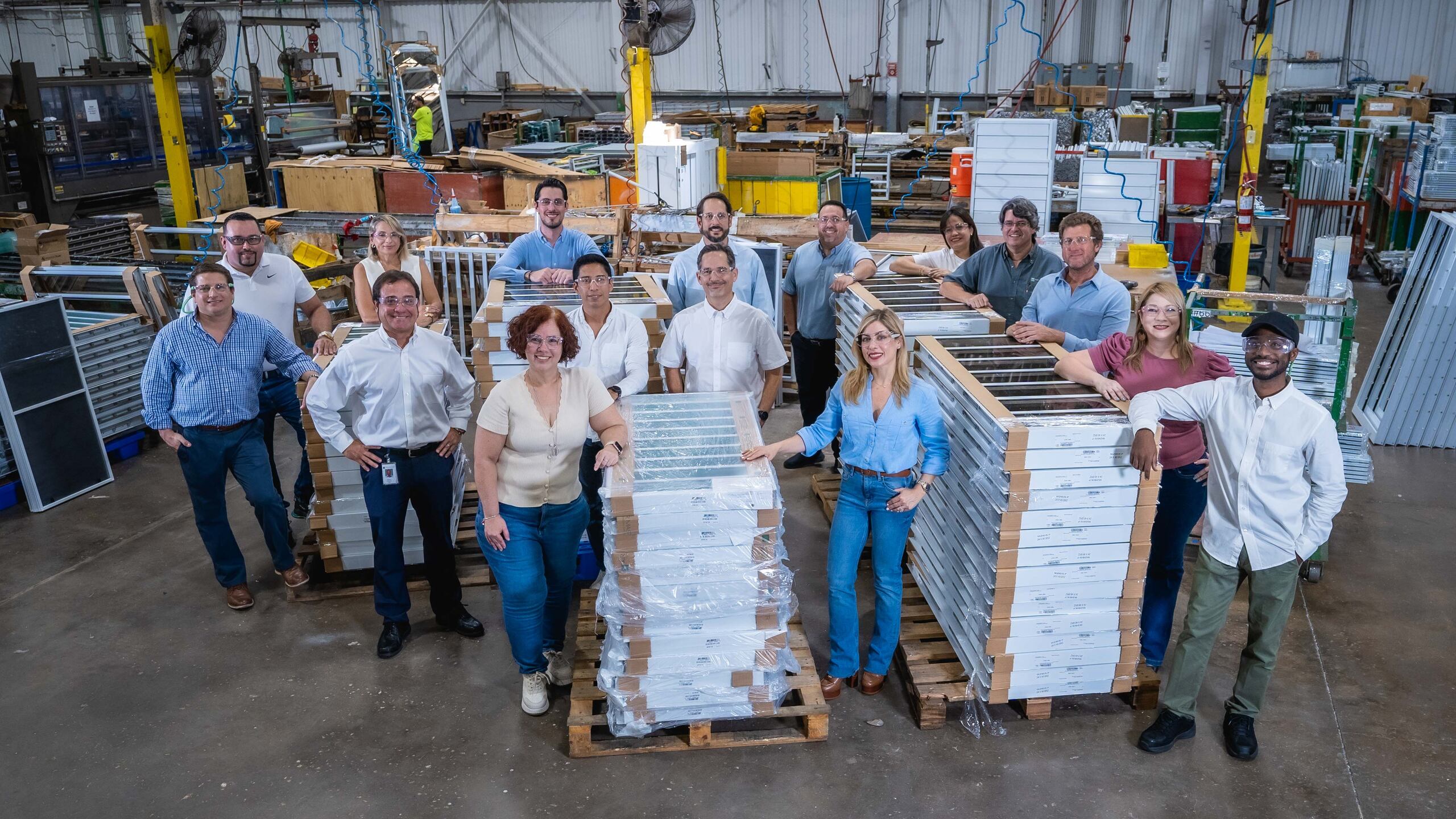 Líderes de impacto: Un conjunto de profesionales con profundo conocimiento y compromiso lideran Air Master Group, compañía matriz de Air Master Windows and Doors, Valcor Architectural Solution, Megalum Perfiles de Aluminio y Cool G Energy Efficient Glass.